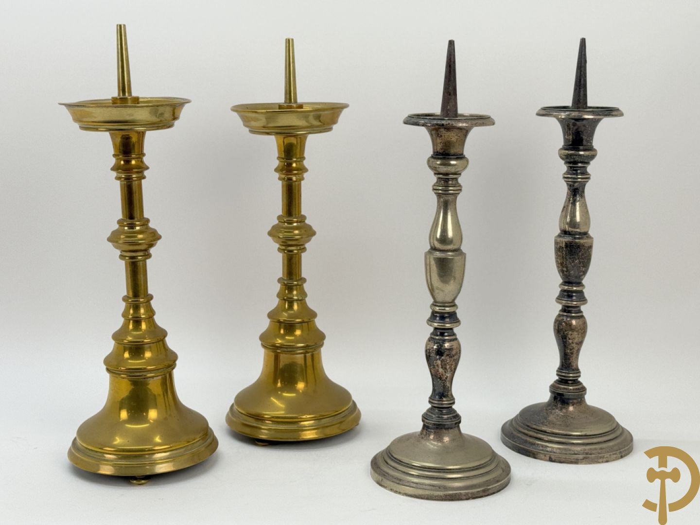 Paar antieke koperen kandelaars + paar metalen  zilverkleurige ballusterkandelaars