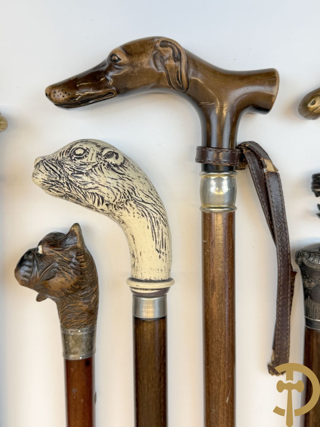 Verzameling wandelstokken met o.a. dierenhoofden en zilveren ornamenten