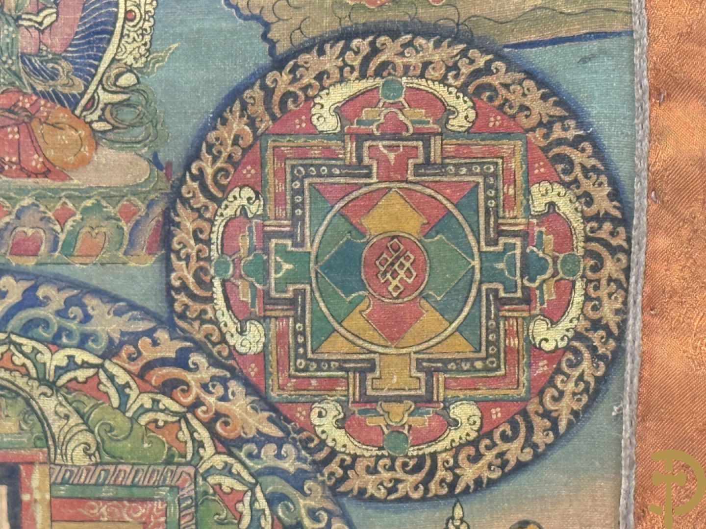 Oude handbeschilderde batic met Boedhistische afbeeldingen ingelijst achter glas