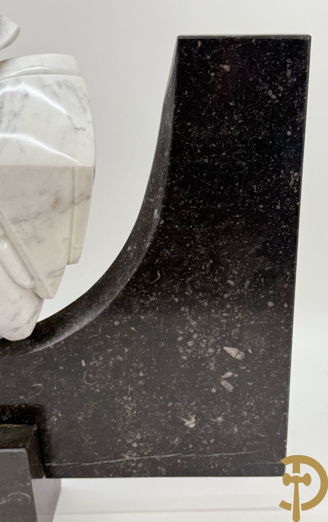 Ongetekend wit marmeren beeld op granieten onderstel