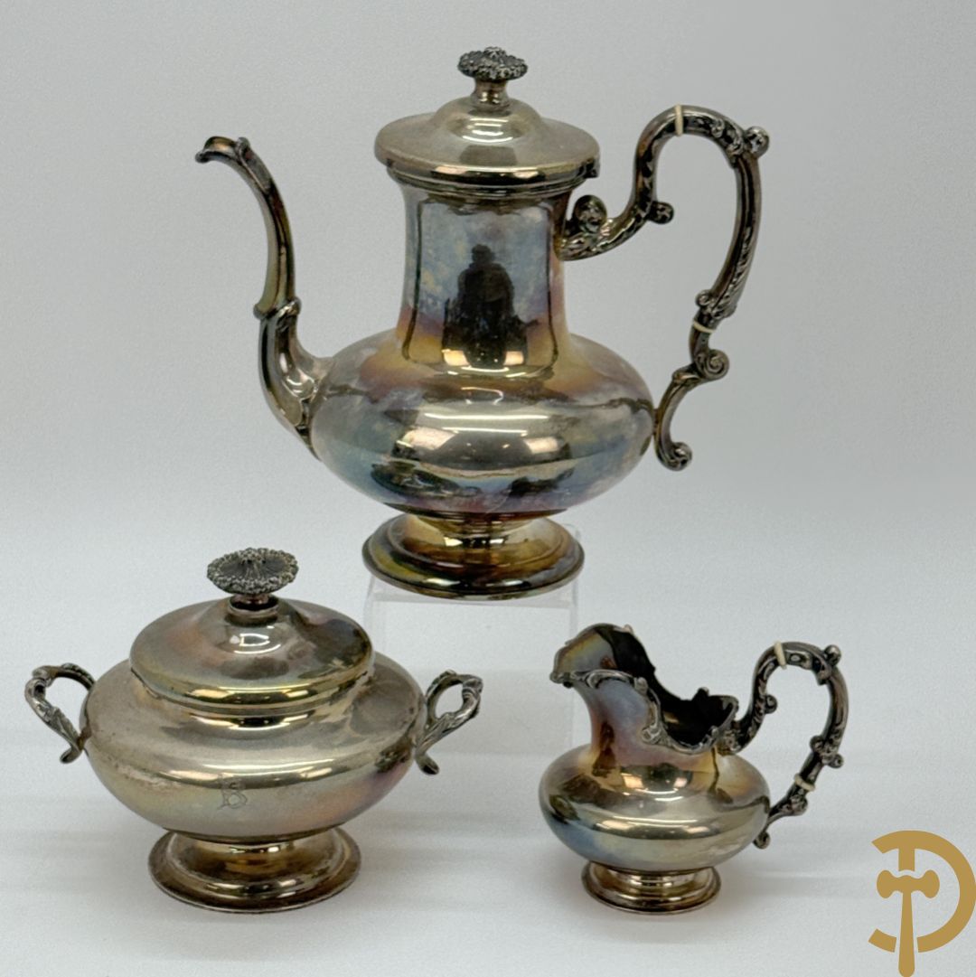 Zilveren koffiekan + bijhorende melk- en suikerpot, Louis XV stijl