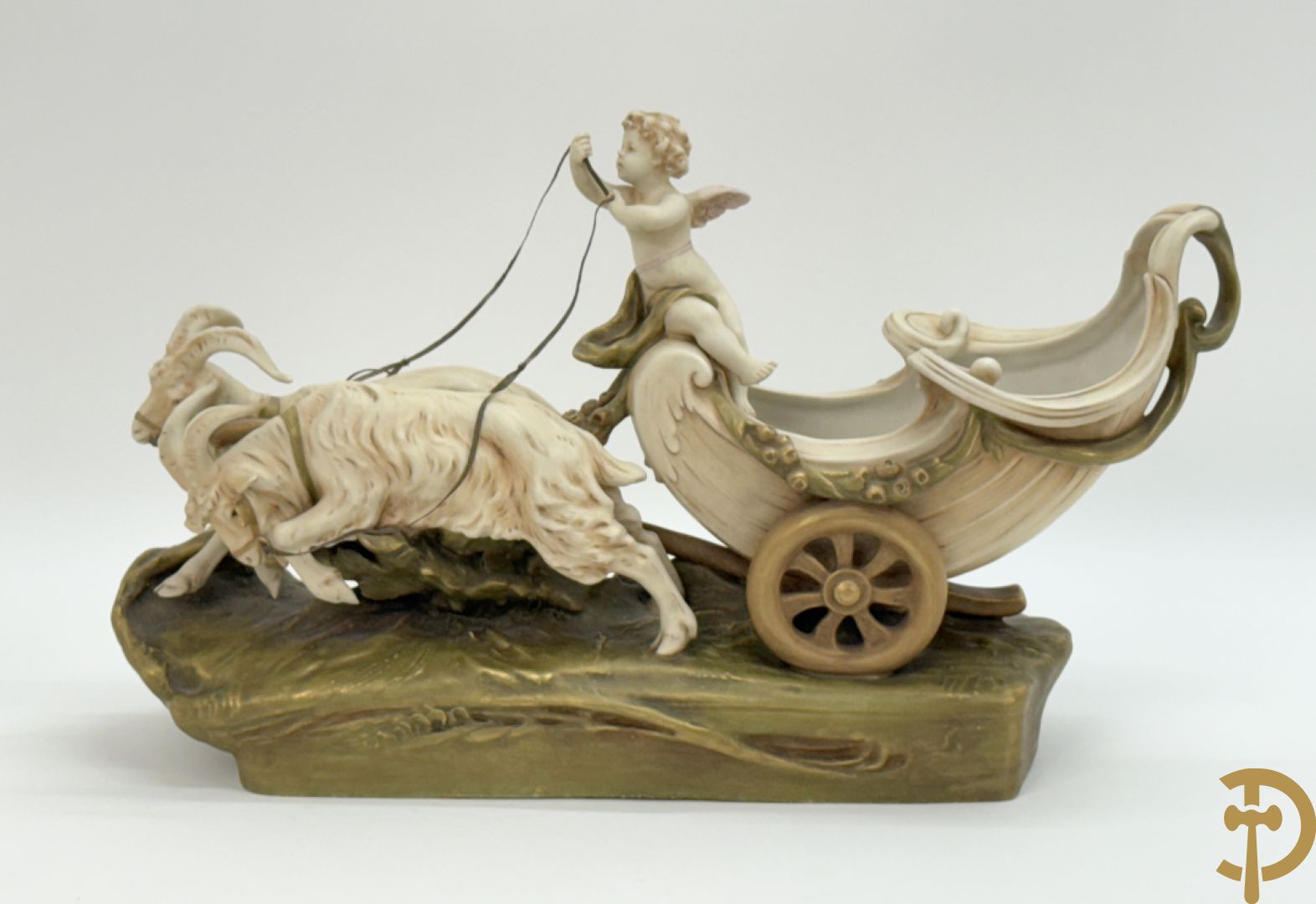 Royal Dux beeld van cupido met 2 rammen op carosse
