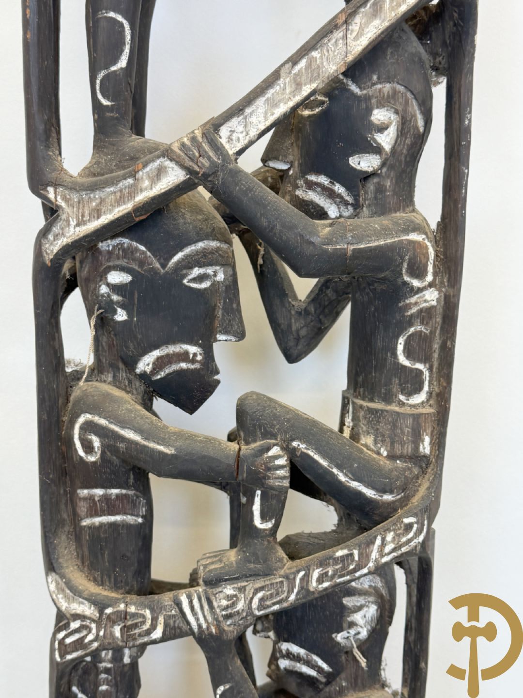 Nieuw Zeelandse totempaal met gesculpteerde houten figuren bewerkt met krijt