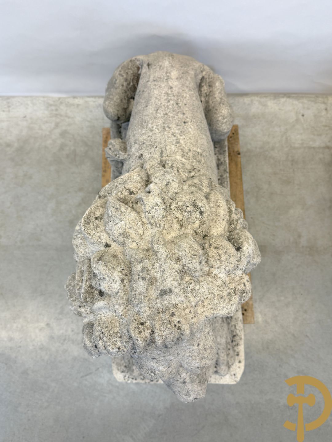 Paar betonnen tuinbeelden van leeuwen