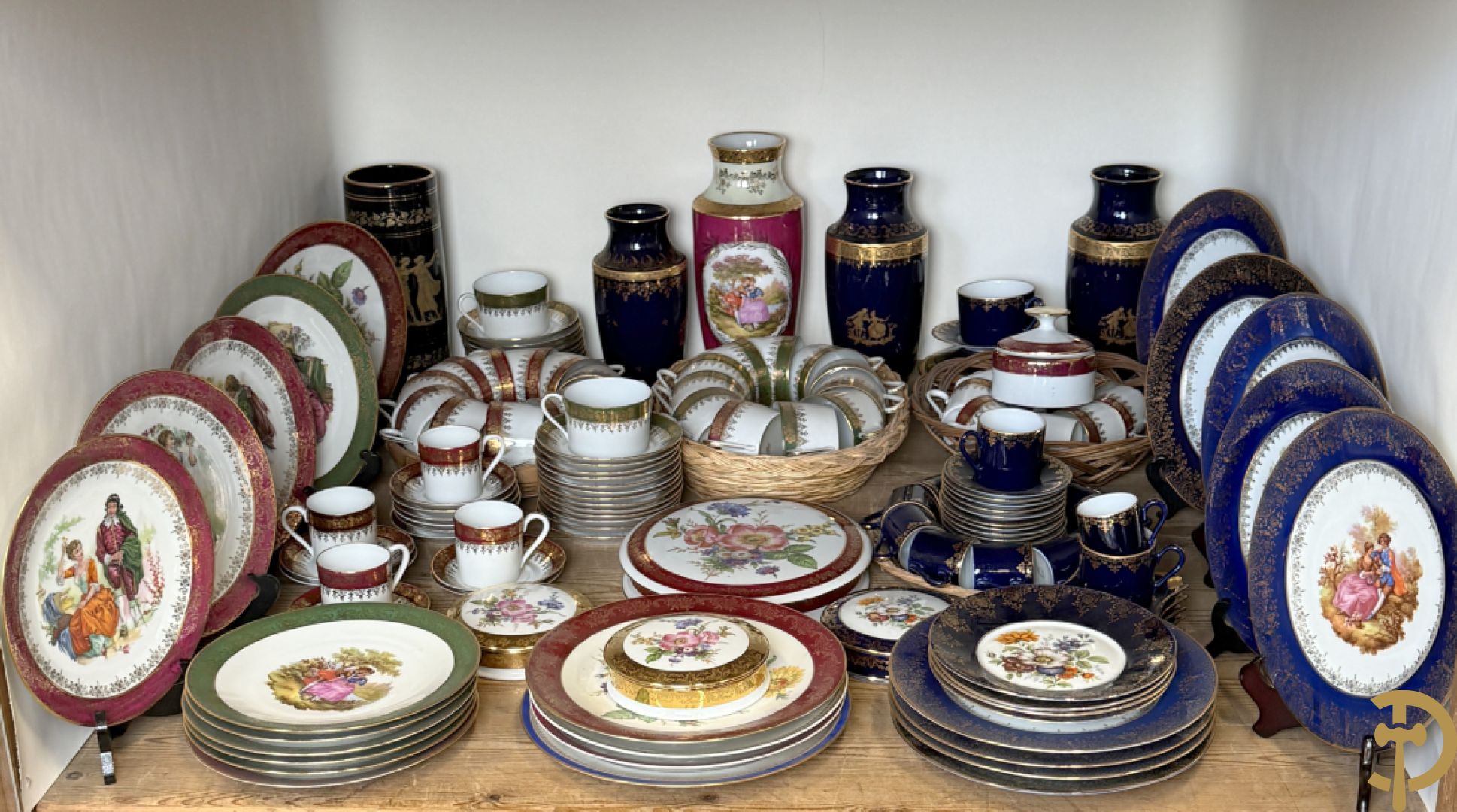 Porseleinen Limoges koffiekopjes en schoteltjes met vergulde accanthusranken + porseleinen Limoges borden met romantische geanimeerde taferelen + roze en blauwe Limoges vazen met romantische taferelen