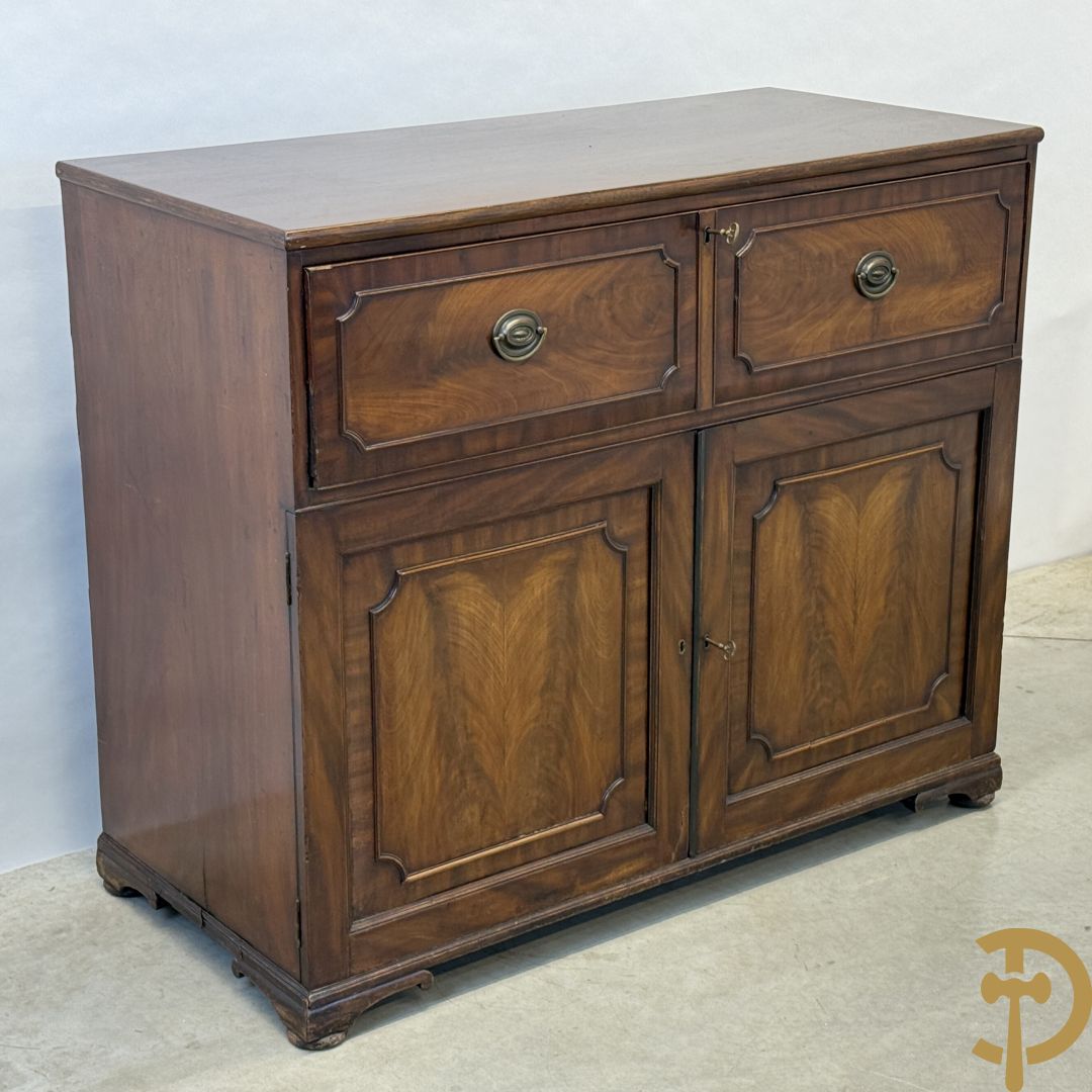 Engelse mahoniehouten tweedeursdresse met ingebouwde secretaire bovenaan