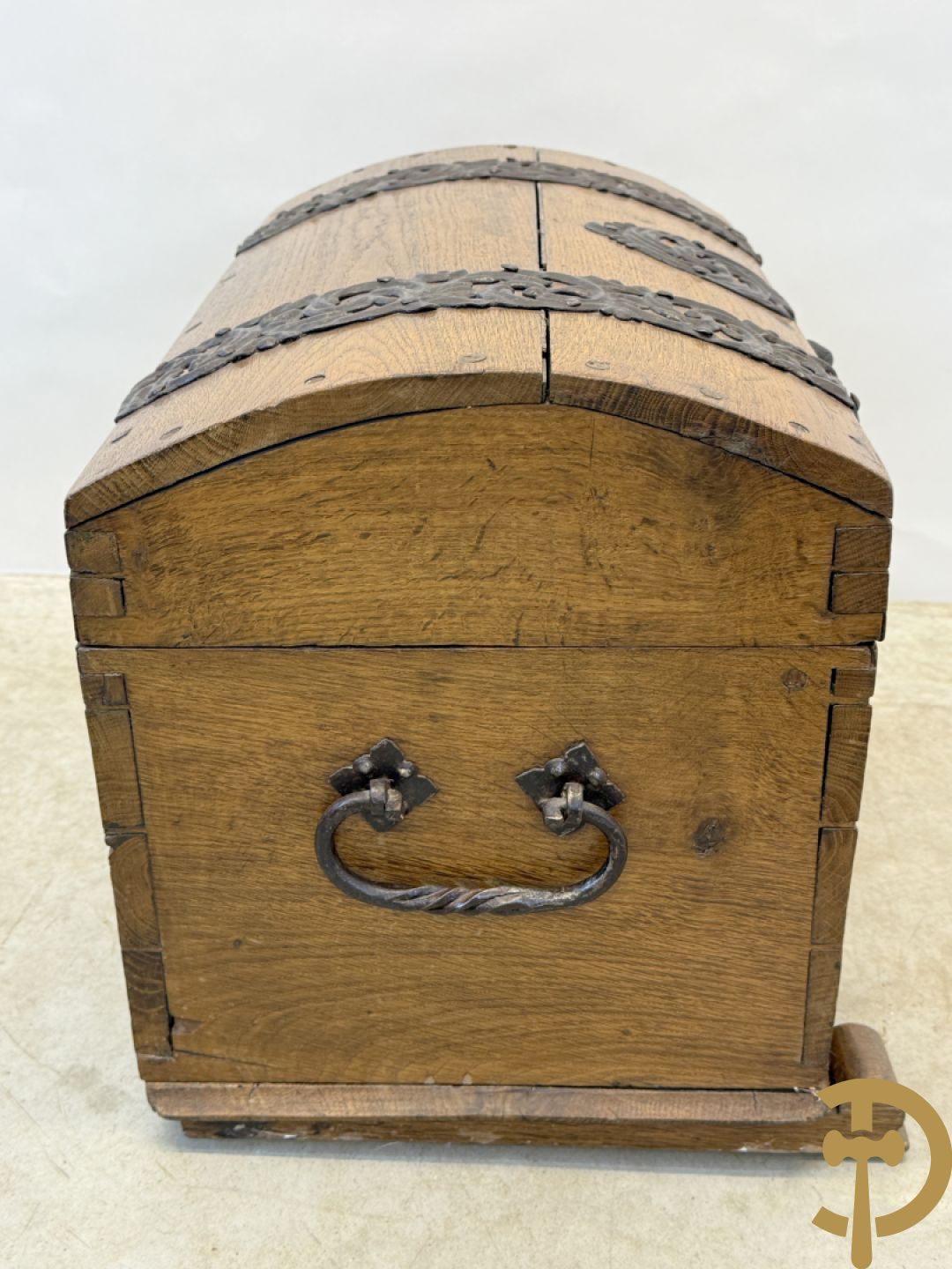 Massief eiken gebogen koffer met ijzeren handvaten en ijzerbeslag