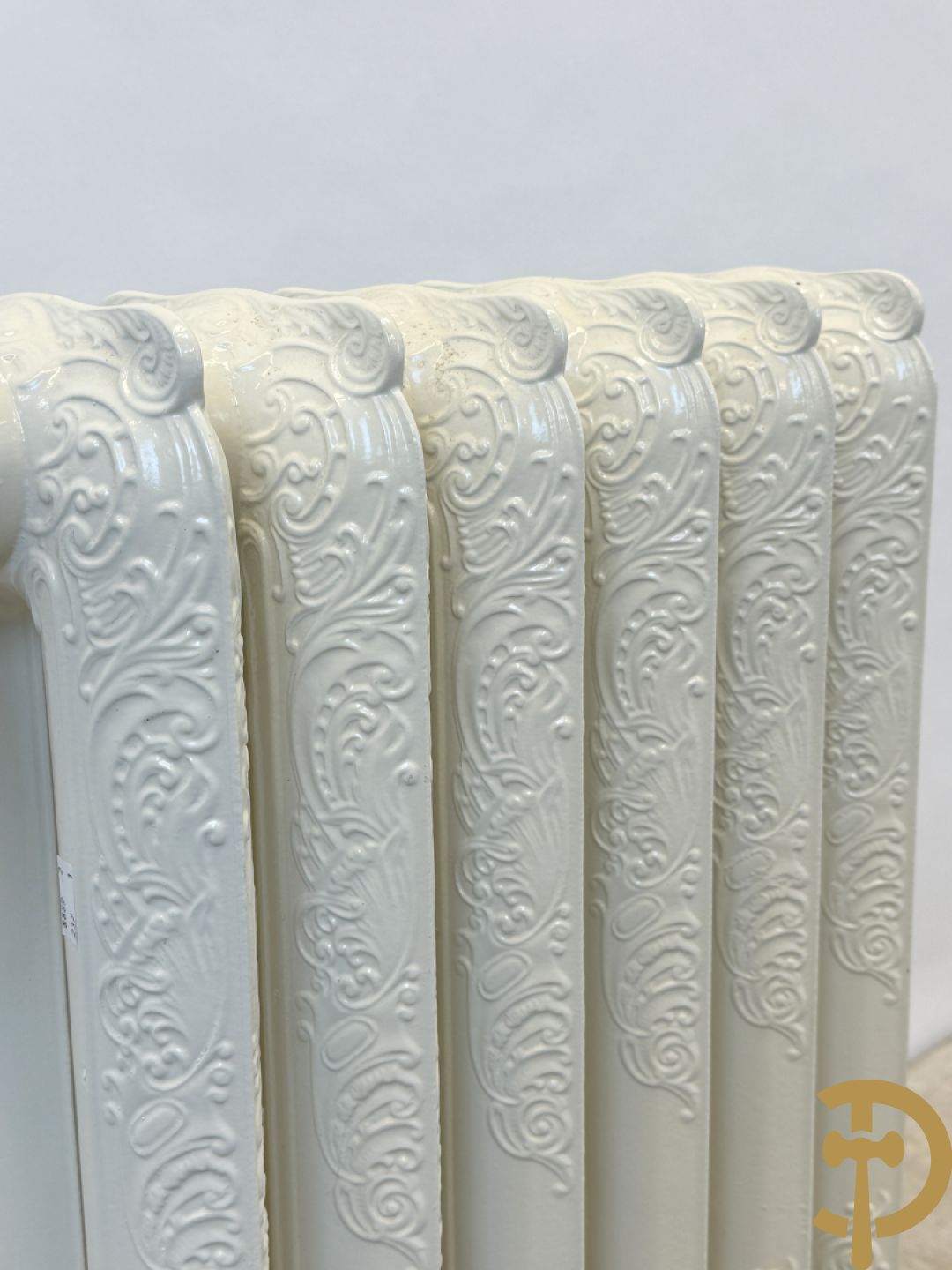 Gietijzeren Art Nouveau stijl radiator met 6 elementen op glazen pootjes - met bijhorende accessoires