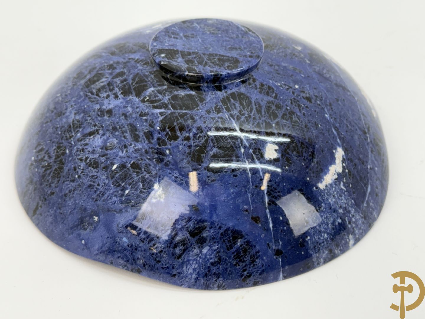 Wolf Helmut (getekend onderaan) Gepolierde schaal/bowl van blauw/wit sodaliet met golvende rand onder getekend WOLF H. (Steinbildhauer, Edelsteingestalter, aus Kirschweiler, Idar-Oberstein),