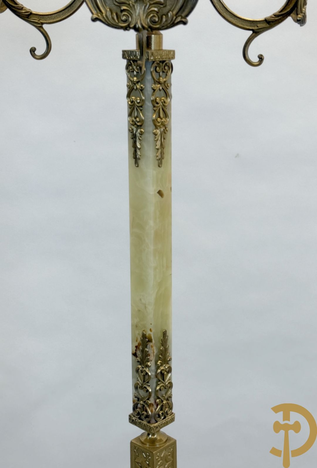 Staande kapstok met onix en bronzen ornamenten