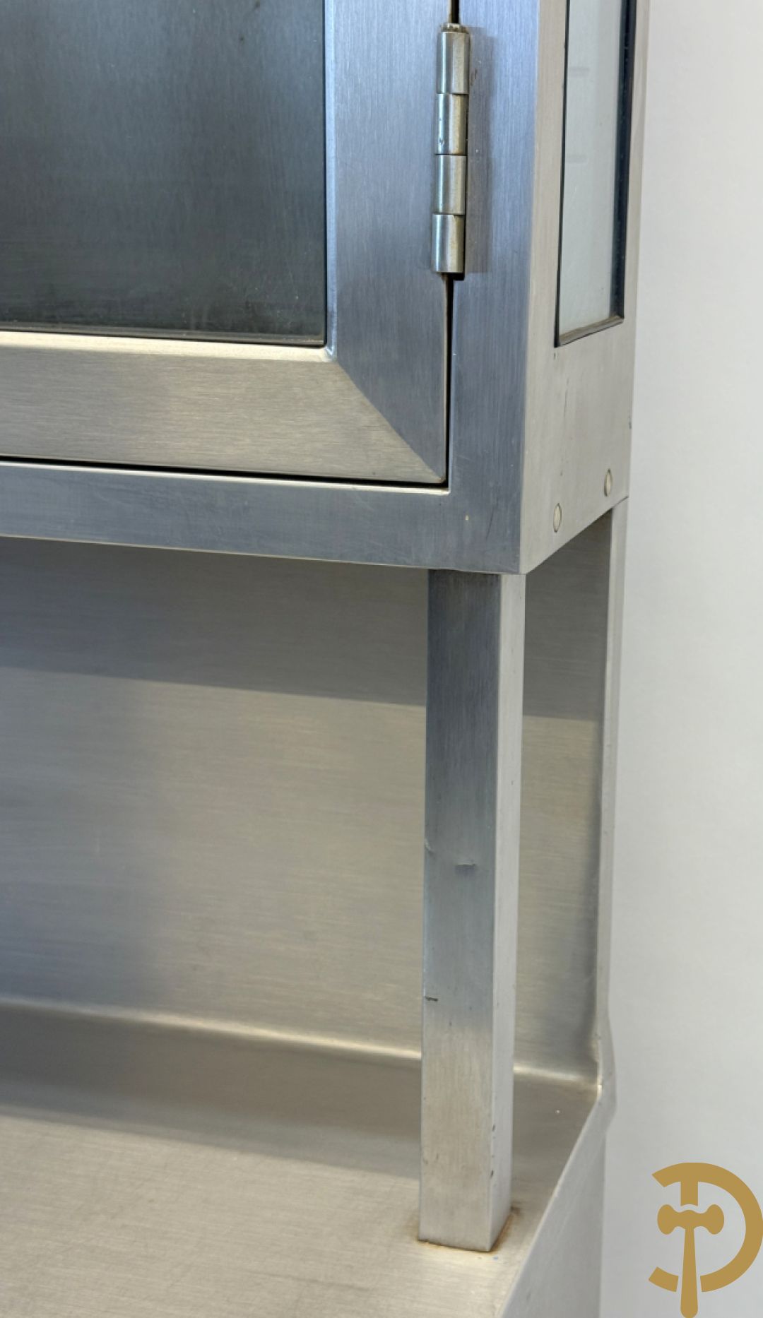 Design inox medisch kabinet, bovenaan met 2 beglaasde deuren, onderaan met deur en 3 lades, by Friedrich Schmitz, Germany