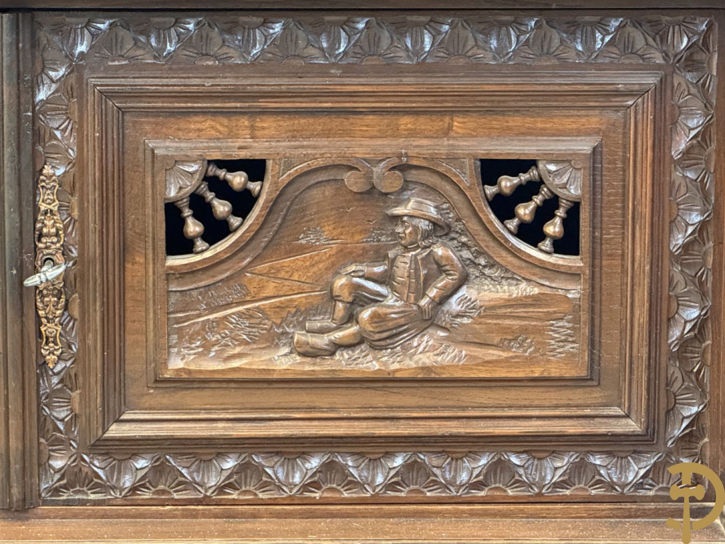 Massief eiken Bretoense eetkamer bestaande uit buffet met 3 deuren boven, 2 deuren onder, lades midden en gesculpteerde geanimeerde scènes + desserte + uittrekbare tafel + 6 stoelen + extra allonge