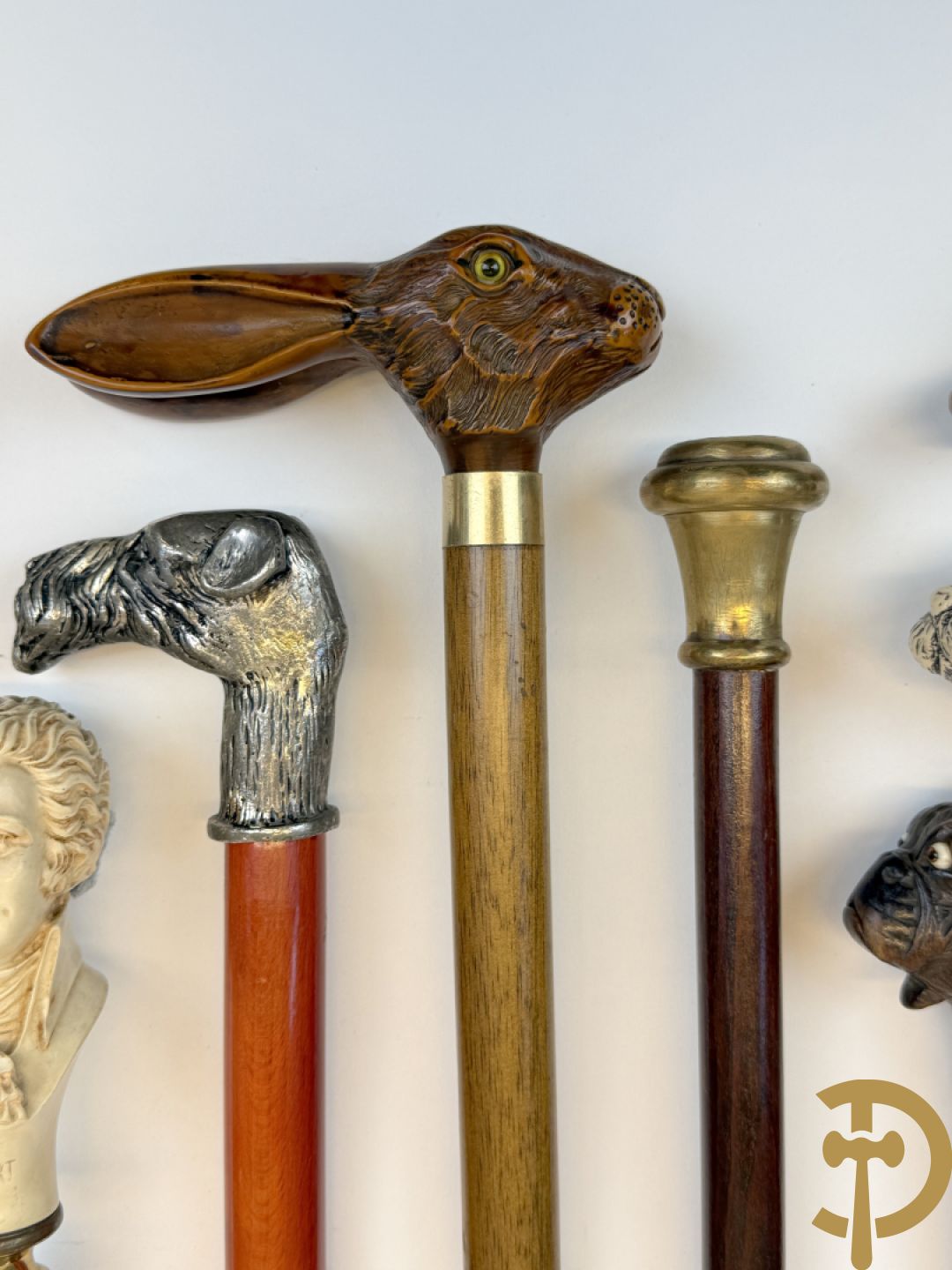 Verzameling wandelstokken met o.a. dierenhoofden en zilveren ornamenten