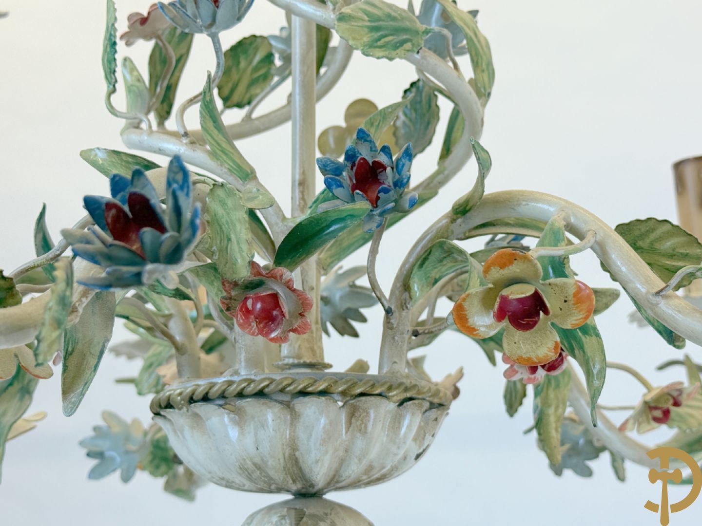 Italiaanse beschilderde vijfarmige luchter met smeedijzeren bloemen