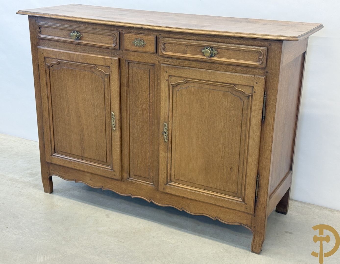 Vlaamse eiken tweedeursdresse met 3 lades en afgestoken panelen