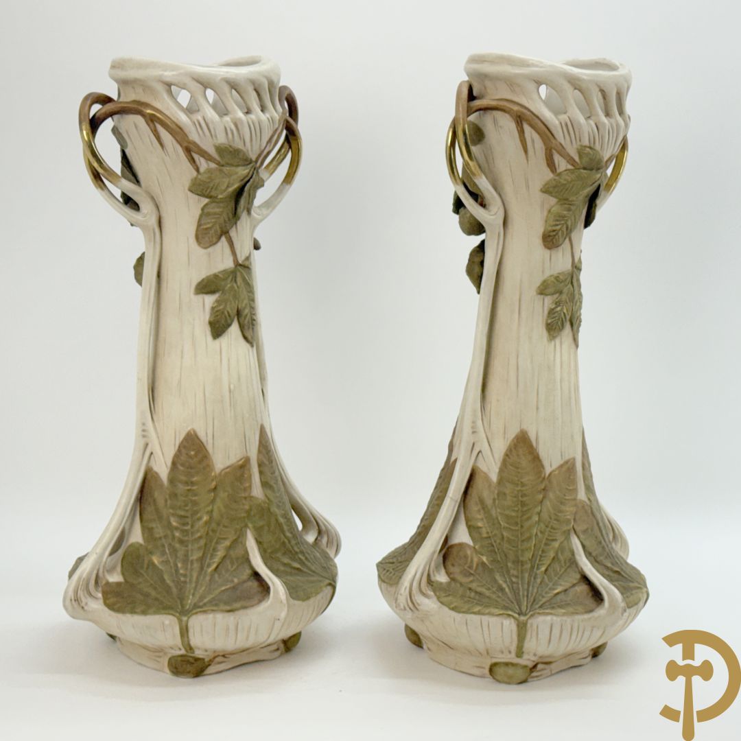 Paar Royal Dux vazen met bloemen bezet