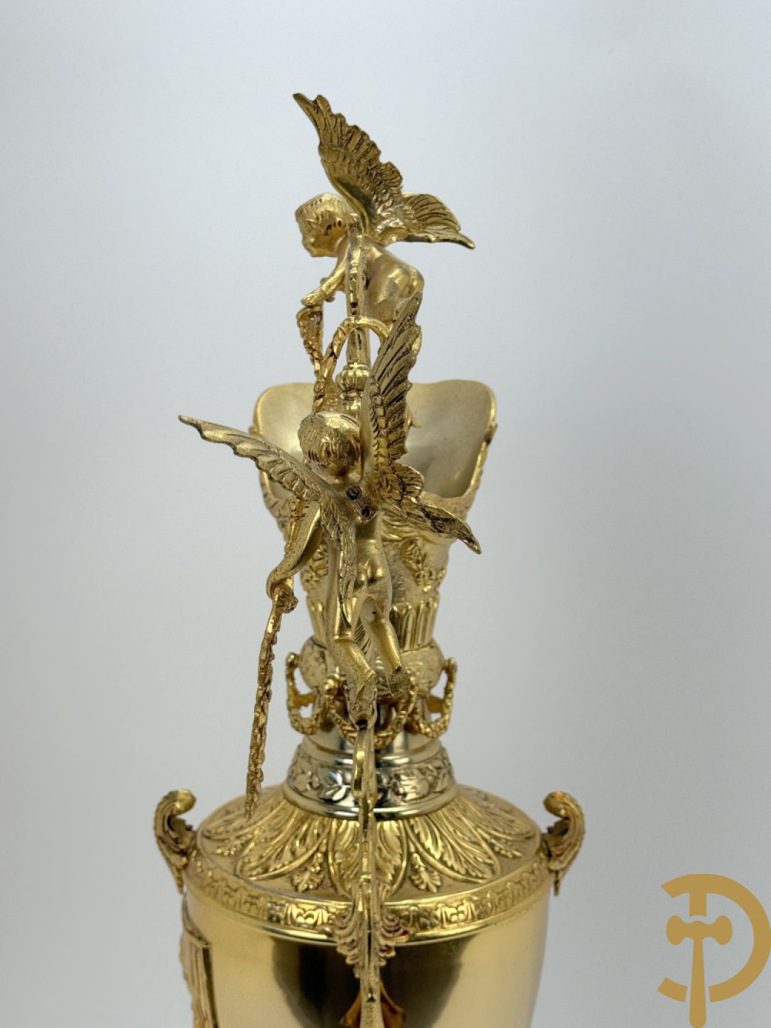 Vuurvergulde bronzen amfoorvaas met basrelief van dame en bezet met cupido