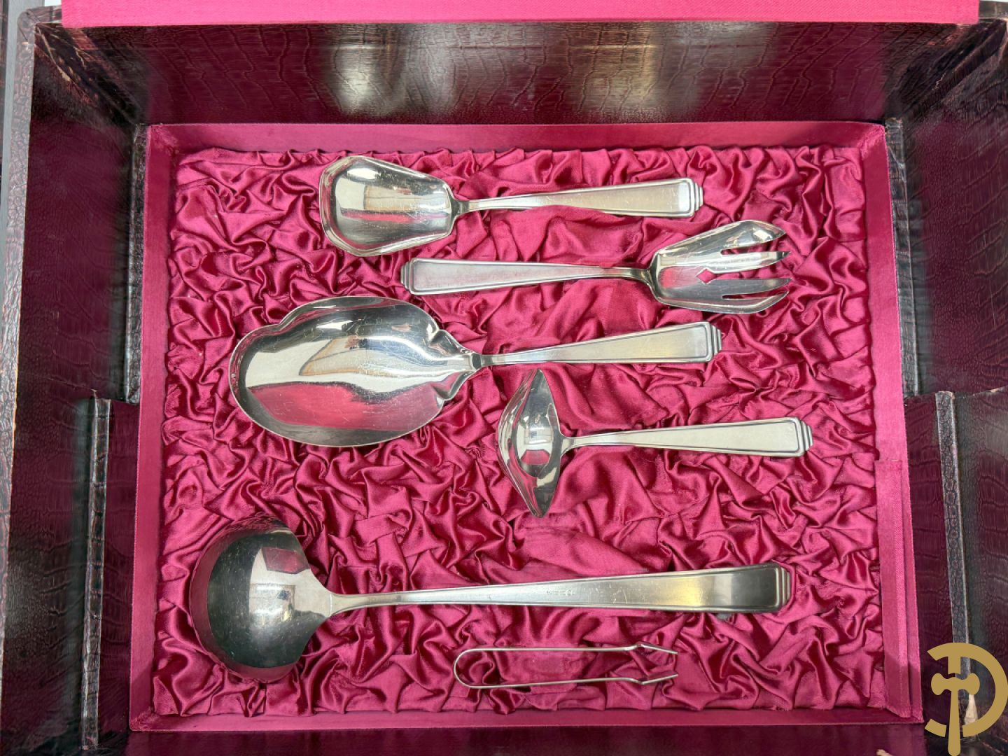 Massief zilveren bestek in koffer, gemerkt AWS 800, bestaande uit 12 vorken, 12 lepels, 12 messen, 12 dessertvorken, 12 dessertlepels, 12 dessertmessen, 12 koffielepels en 12 taartvorkjes + 12 verzilverde  visvorken en vismessen gemerkt Wello + verzilverde soepscheplepel gemerkt Wellner 90