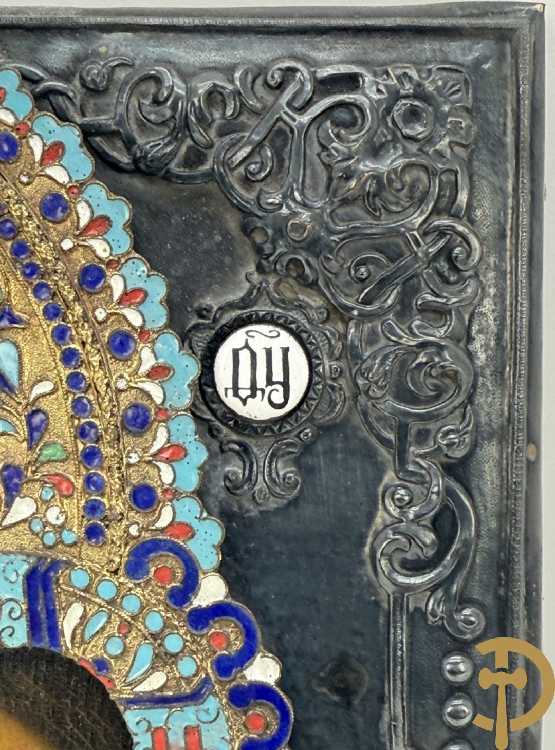 Ikoon met voorstelling van Madonna met kind en verzilverde rizza bezet met email