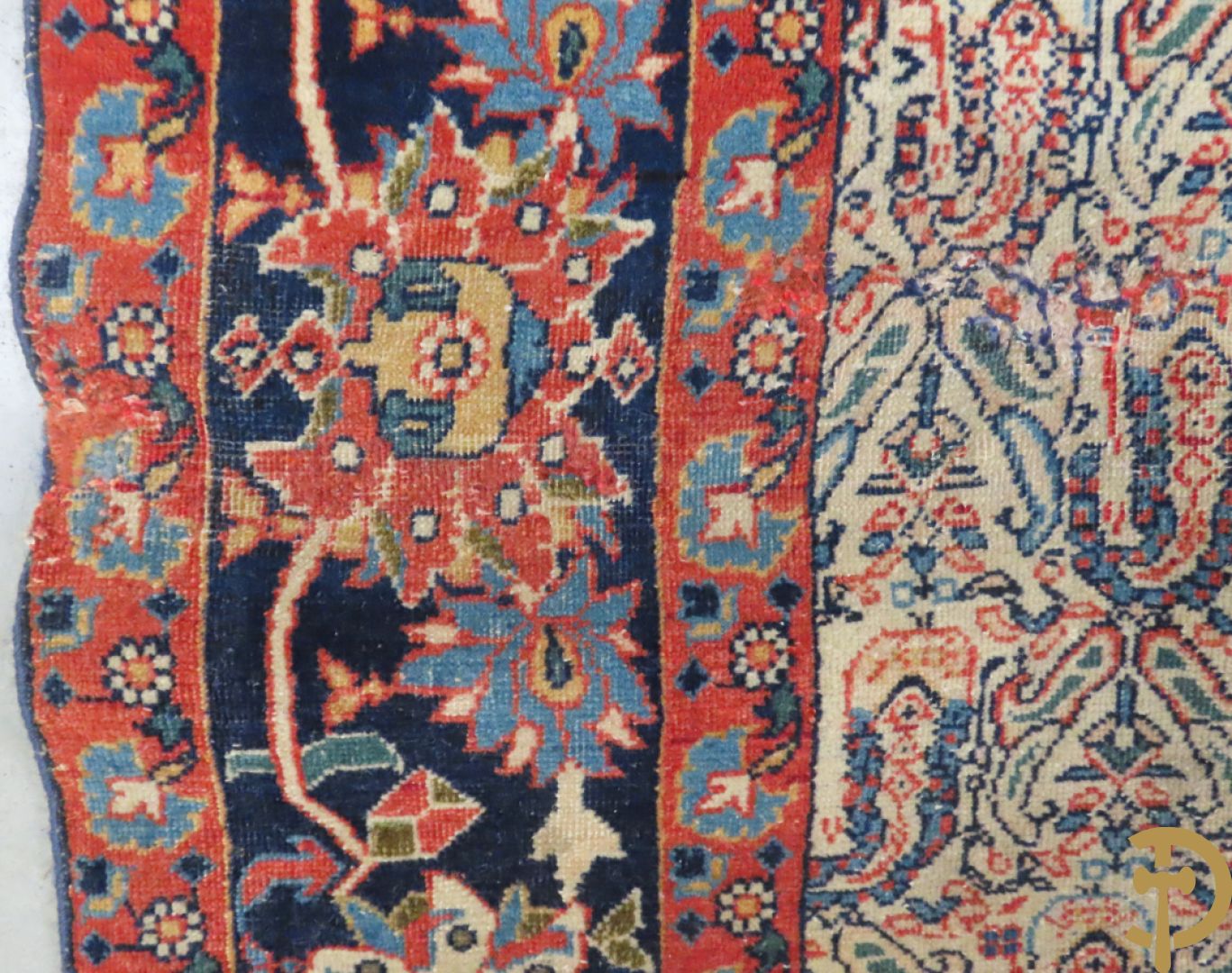 Antiek handgeknoopt tapijt met cashmeremotieven en florale omranding