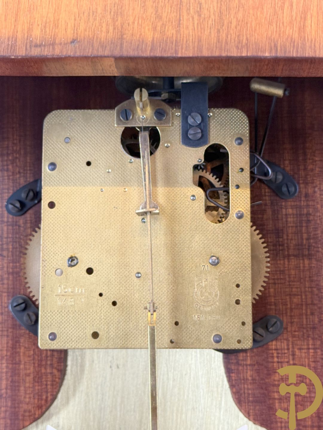 Notelaren pendule met bloemenmarquetterie en bronsbeslag, bovenaan bekroond met bronzen figuur - met bijhorende sokkel in notelaar met bronsbeslag