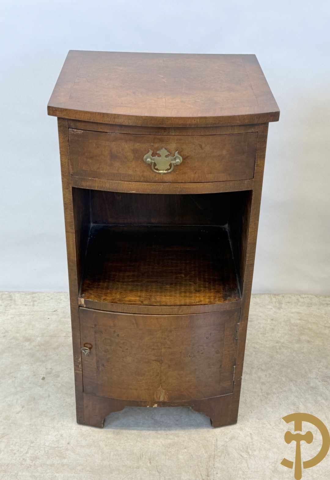 2 Engelse wortelnotehouten nachttafels met koperen trekkers