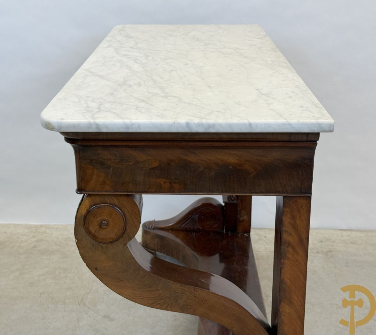 Mahoniehouten console Empire stijl met lade, op voluutvormige klauwepoten en met wit marmeren blad, 19e
