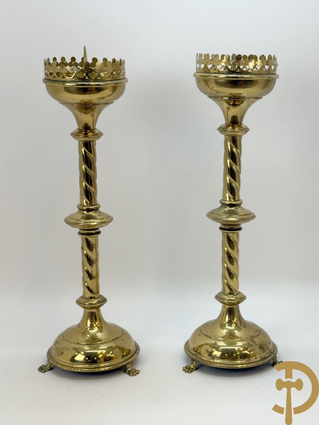 Paar koperen Neo Gotische kandelaars