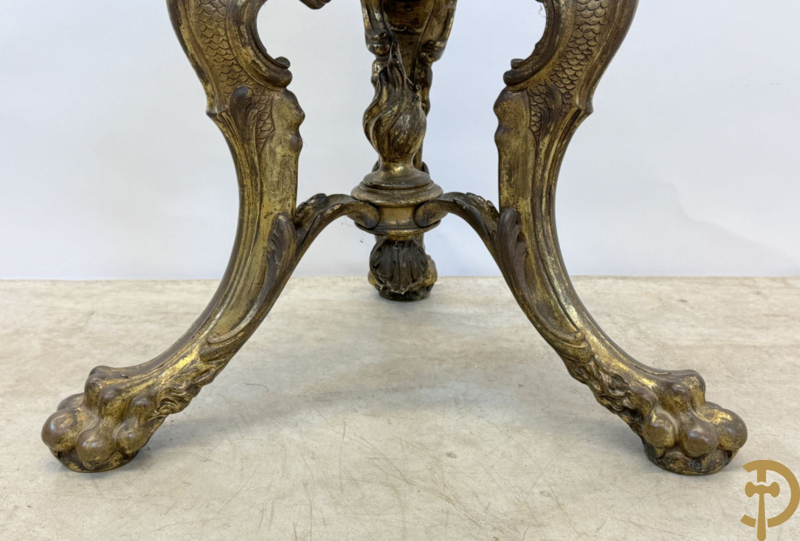 Bronzen staander op drie voluutvormige poten met acanthusranken, bezet met guirlandes en bovenaan met marmeren plateau