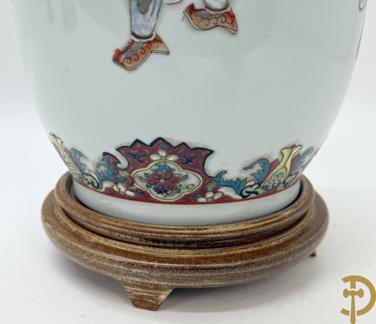 Paar porseleinen Chinese vazen met decor van personages en Chinese tekens, handgekleurd