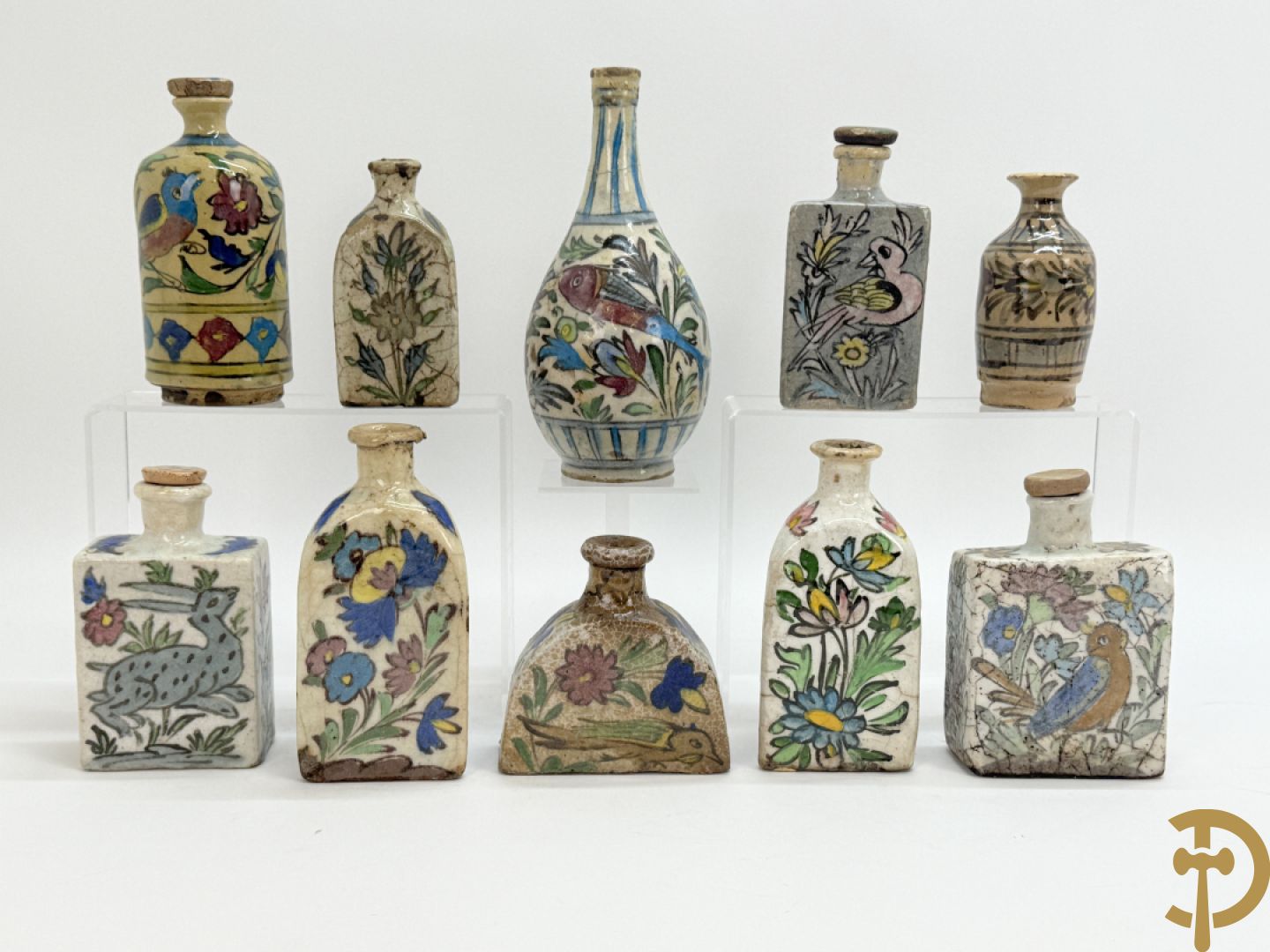 10 meerkleurige geglazuurde keramieken flesjes met decor van bloemen-en dierenmotieven, Iznik