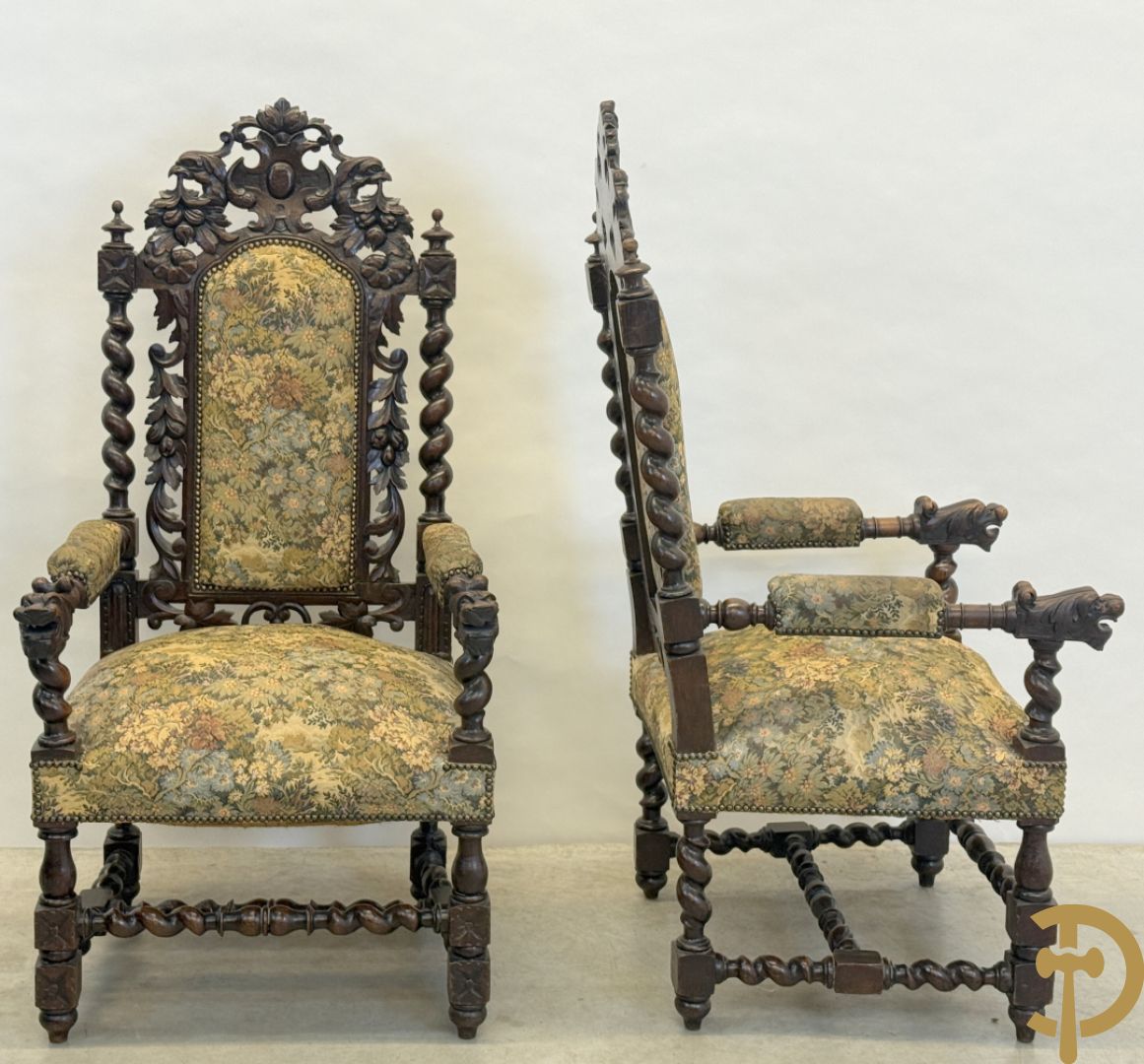 Paar massief eiken jacht armzetels met sculptuur van bladranken en vogelmotieven
