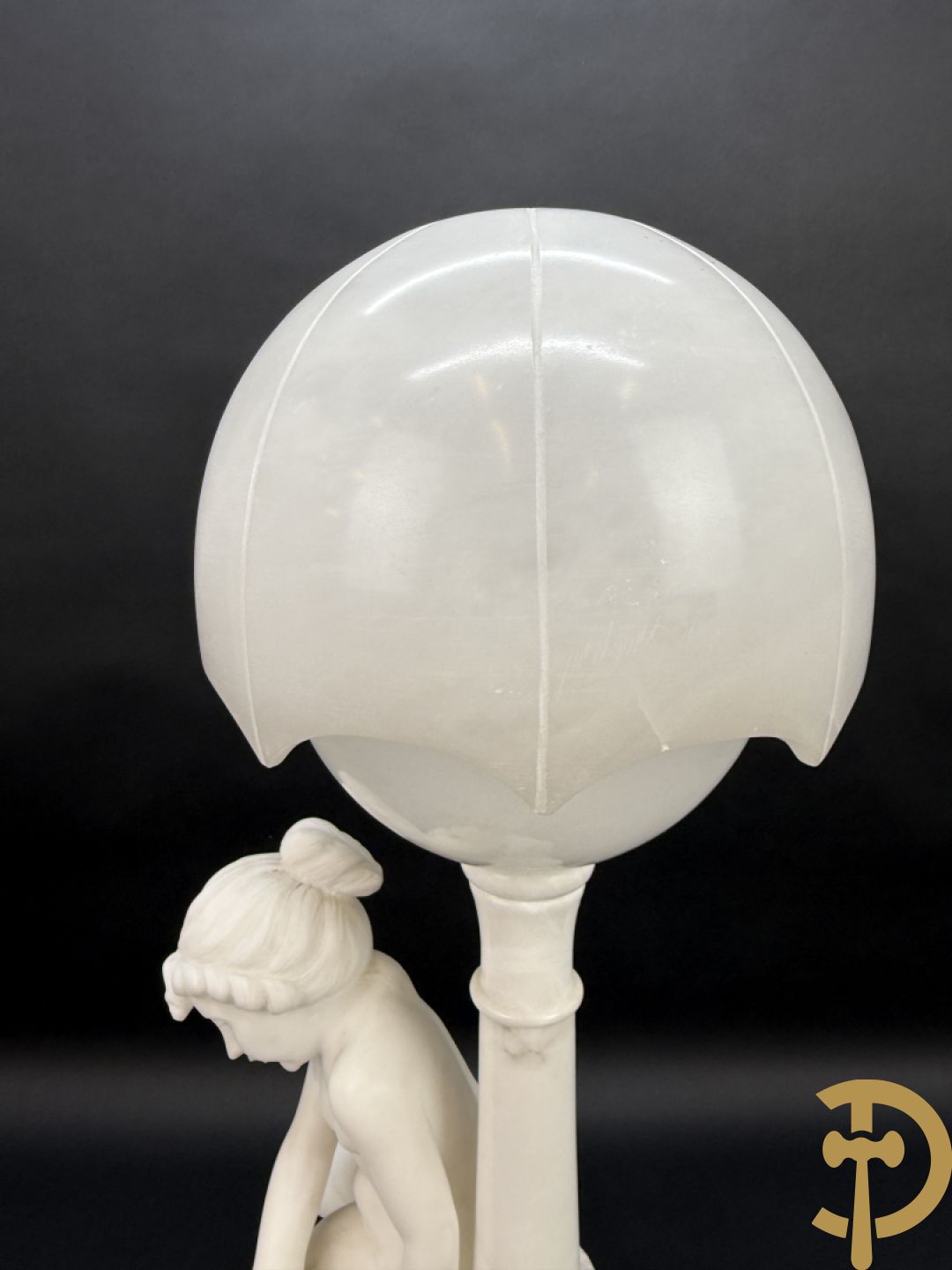 Albast beeld met meisje met poes en lamp