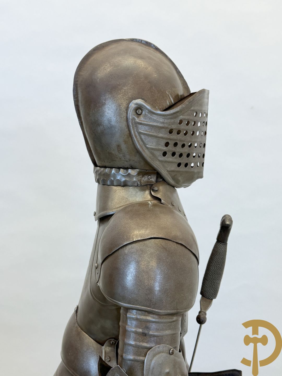 Decoratief plaatstalen ridderharnas met zwaard op marmeren voet