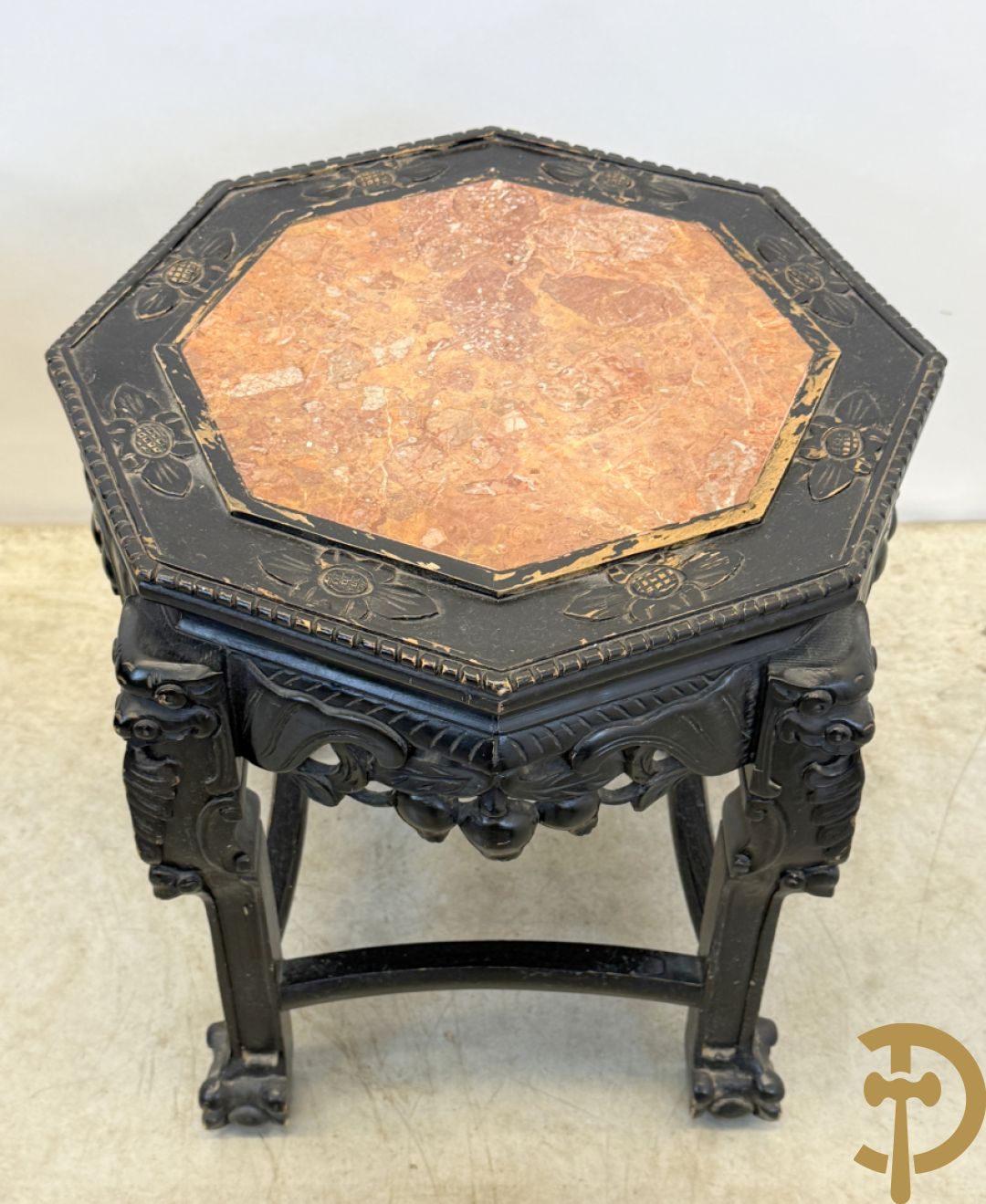 Paar achthoekige hardhouten Chinese sokkels met fo-honden en bloemendecoratie