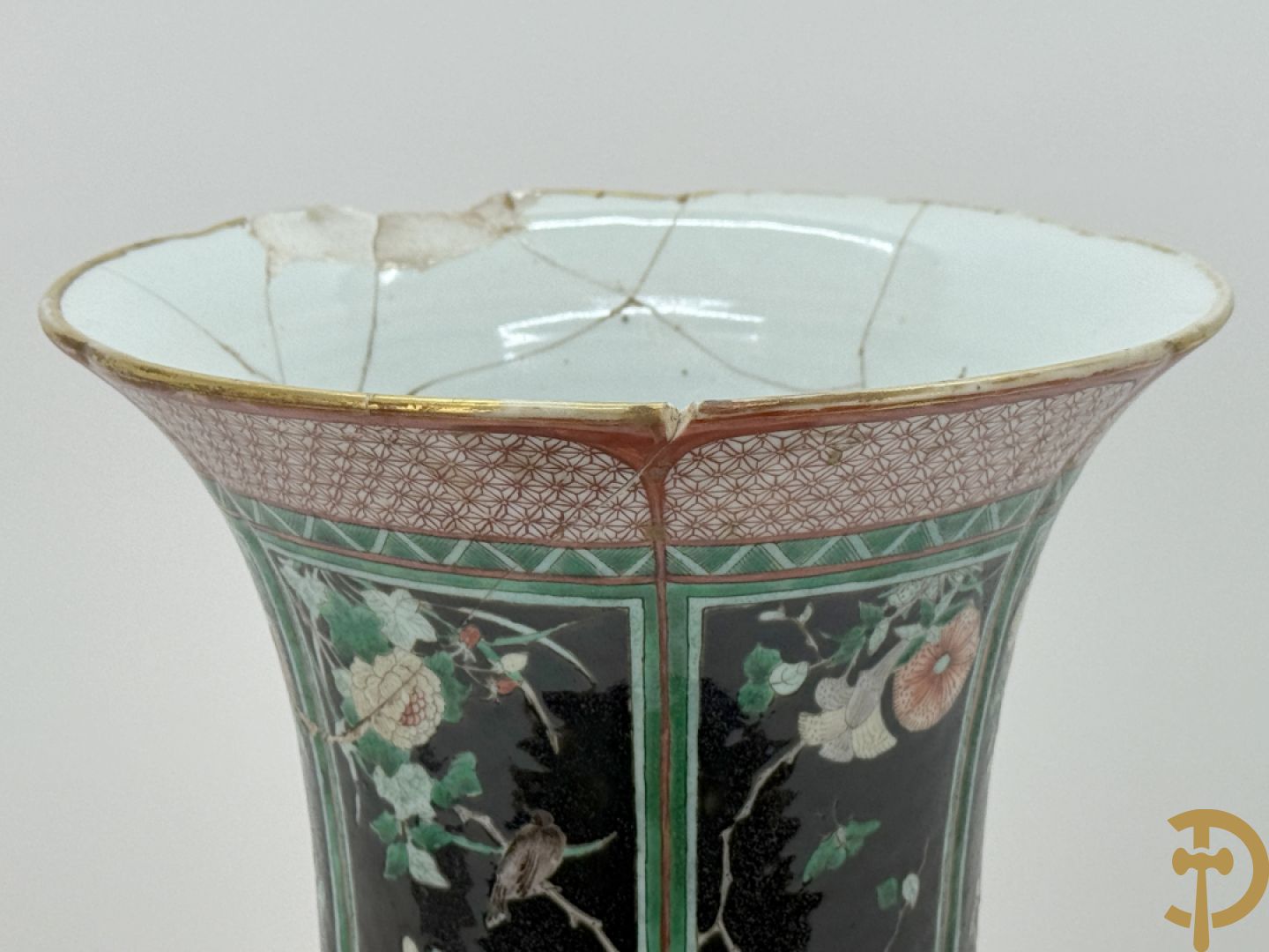 Antieke Chinese Gu vaas met geschenkendecor op zwarte fond