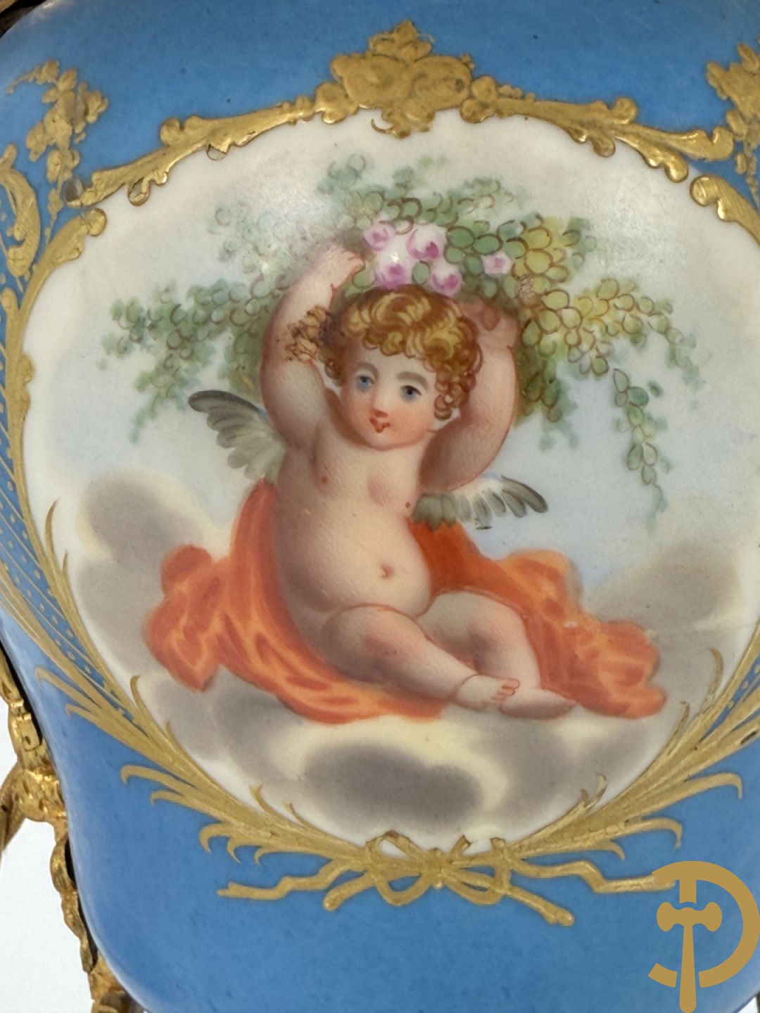 Bronzen lampadaire met accanthusranken en centraal Sèvres coupe gedecoreerd met cupido en bloemendecor