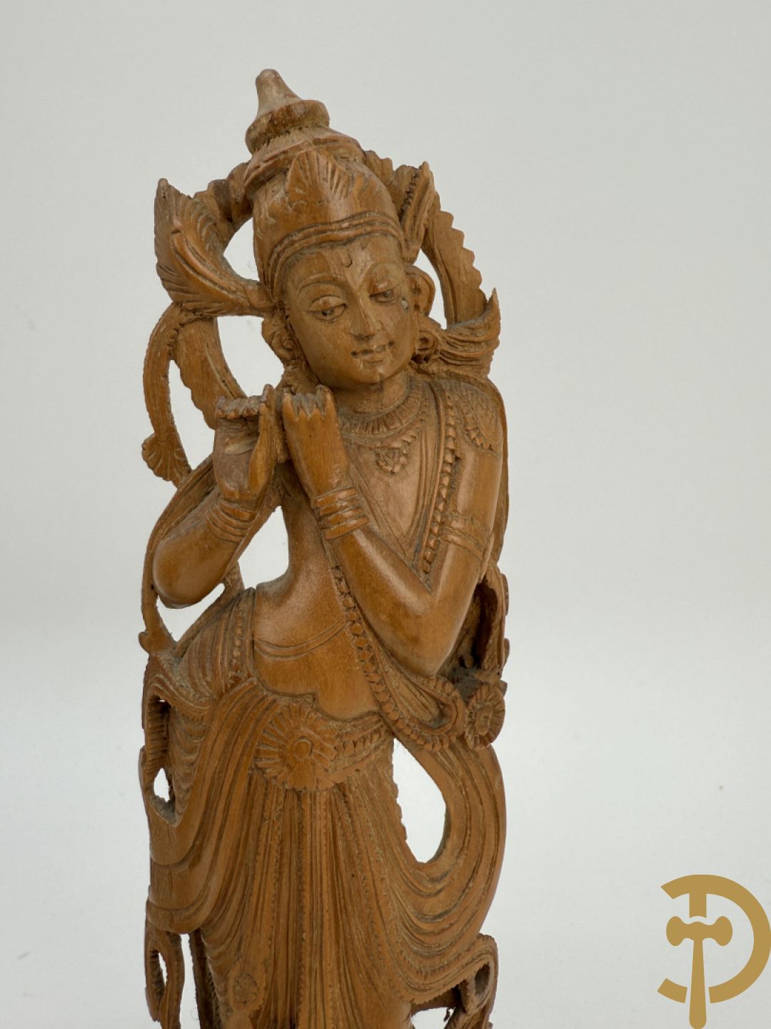 Tien houtgesculpteerde boedhistische figuren waarvan enkele verguld