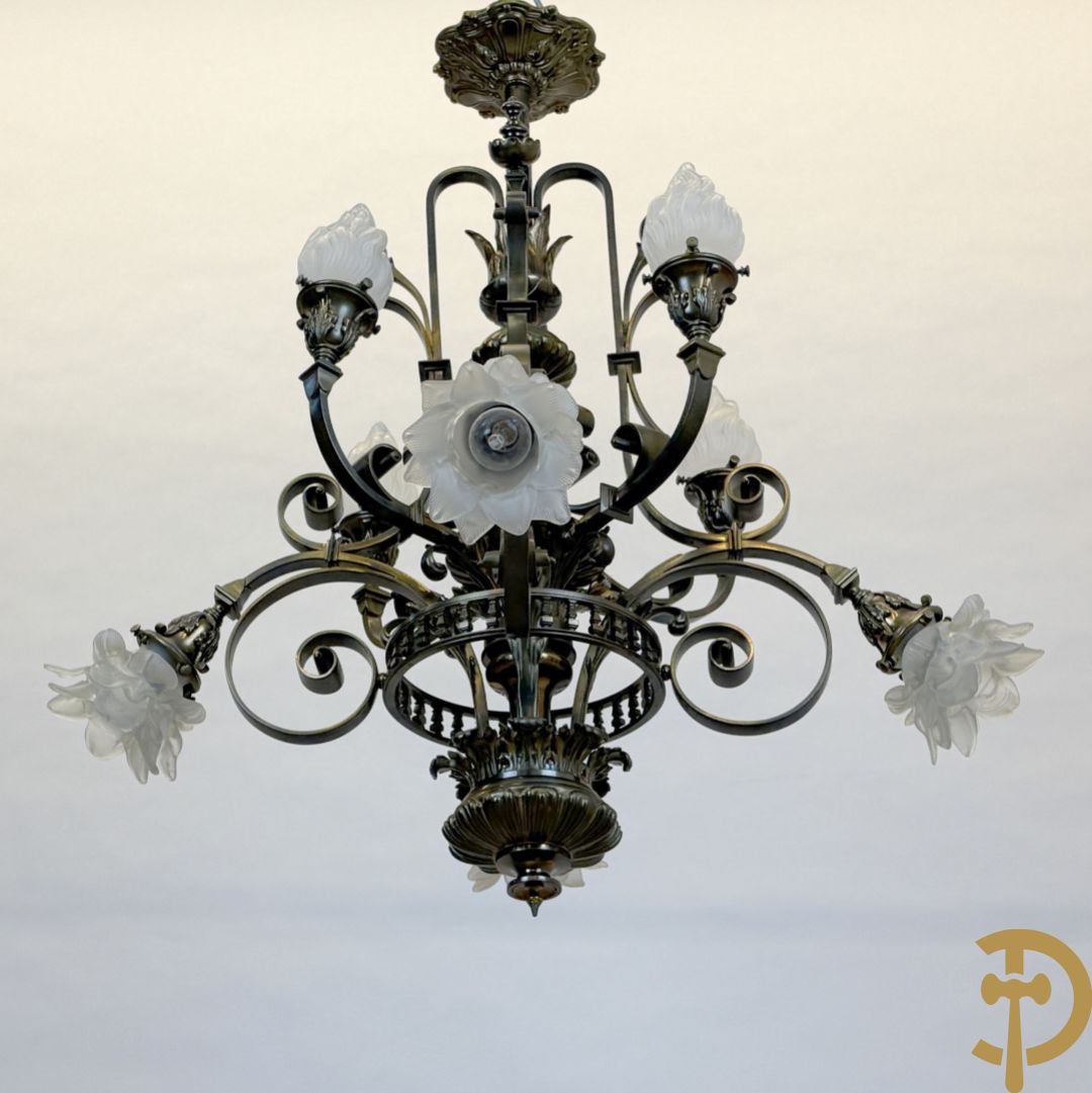 Massieve bronzen luchter met 8 lichtpunten en bezet met accanthusranken