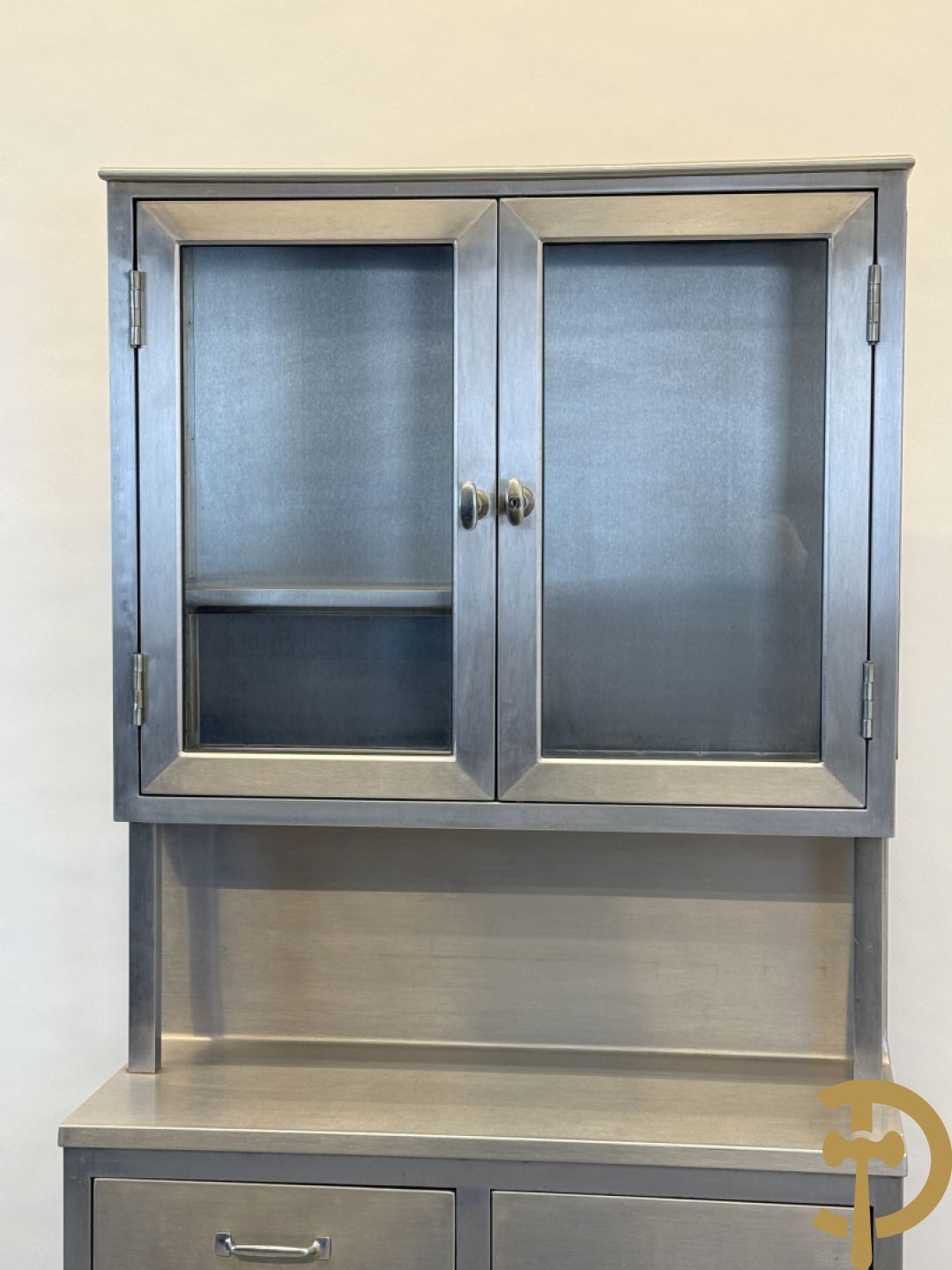 Design inox medisch kabinet, bovenaan met 2 beglaasde deuren, onderaan met deur en 3 lades, by Friedrich Schmitz, Germany
