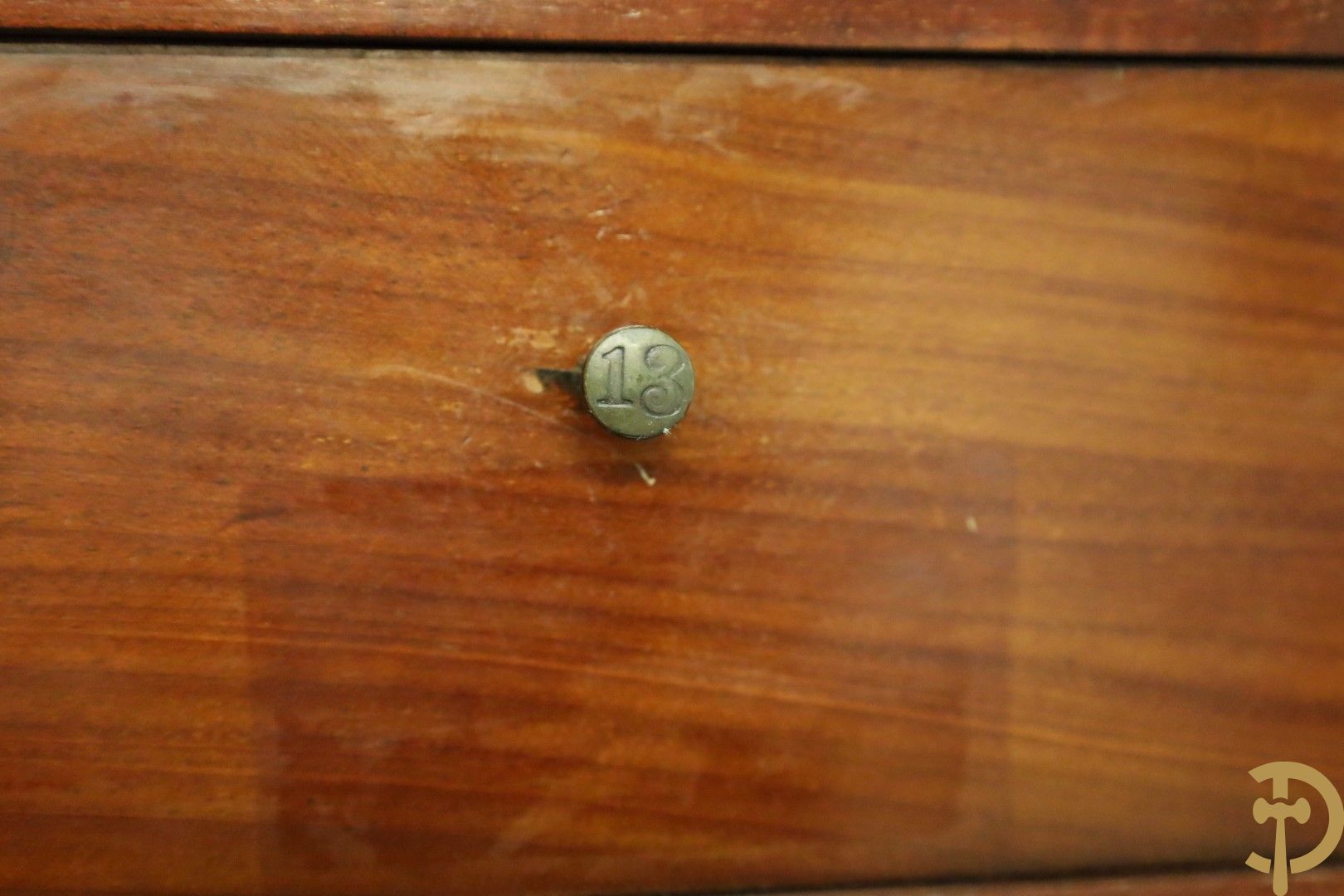 Imposant notelaren cilinderbureau met bovenbouw met ingemaakte lades, cilinderklep en uittrekbaar schrijfblad - drie deuren onderaan - 19e