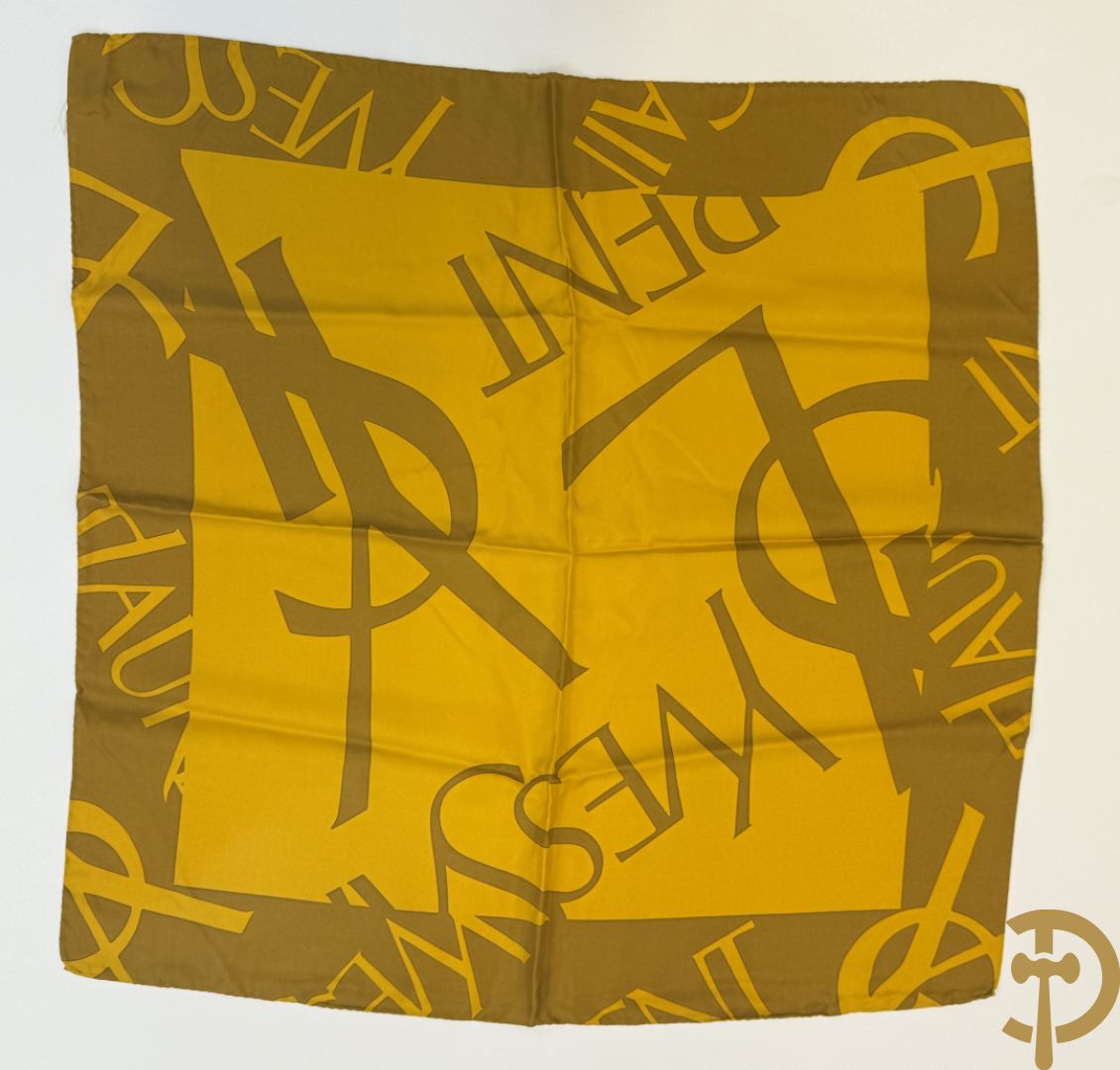 Vier foulards Yves Saint Laurent (nooit gedragen komt uit winkel restant)