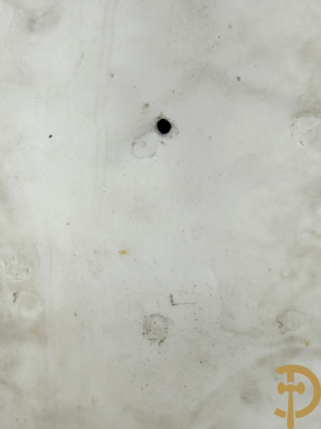 Paar ovale basreliefs met romantisch koppel en cupido in biscuit, achteraan onleesbaar gestempeld