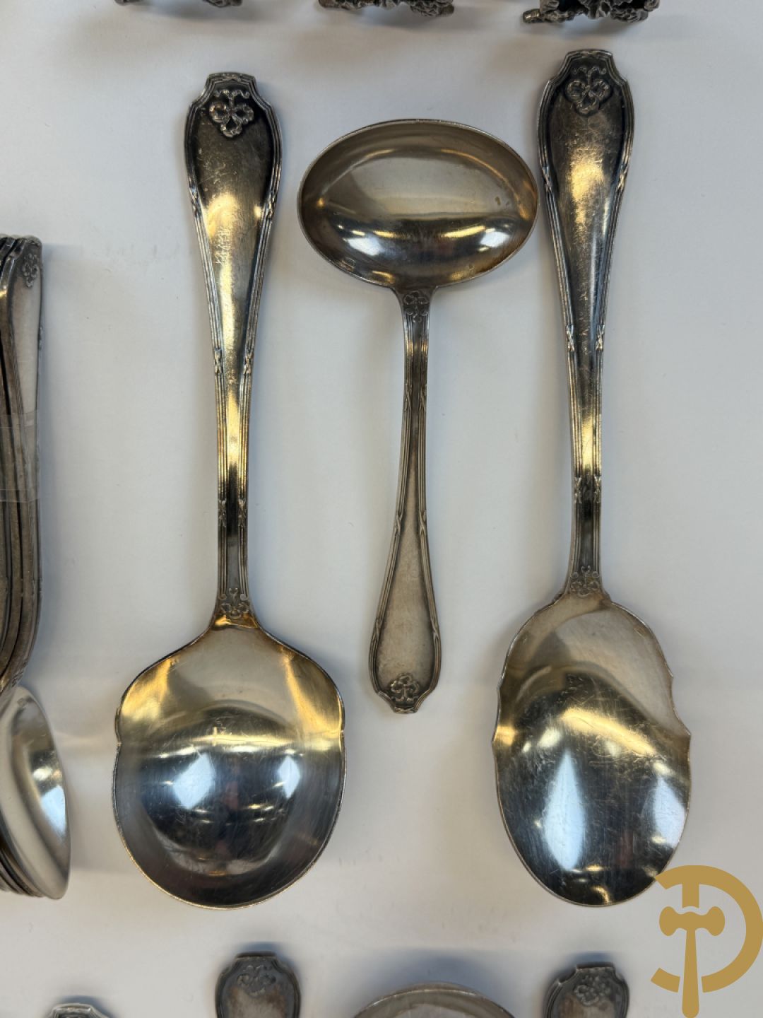 Verzilverd bestek Wiskemann met Louis XVI motieven+ verzilverde groentenkom Wiskemann