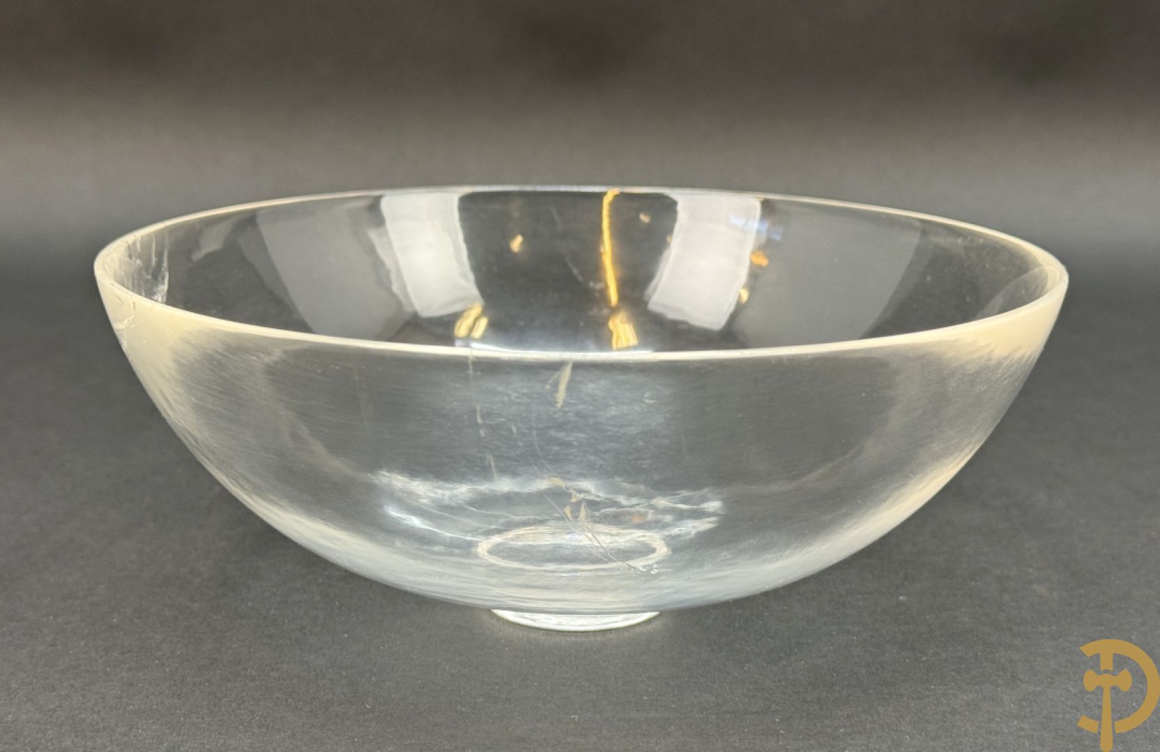 Wolf Helmut (getekend onderaan) Gepolierde schaal/bowl van doorschijnend bergkristal met rechte rand (scherfje aan voet) onder getekend WOLF H. (Steinbildhauer, Edelsteingestalter, aus Kirschweiler, Idar-Oberstein),