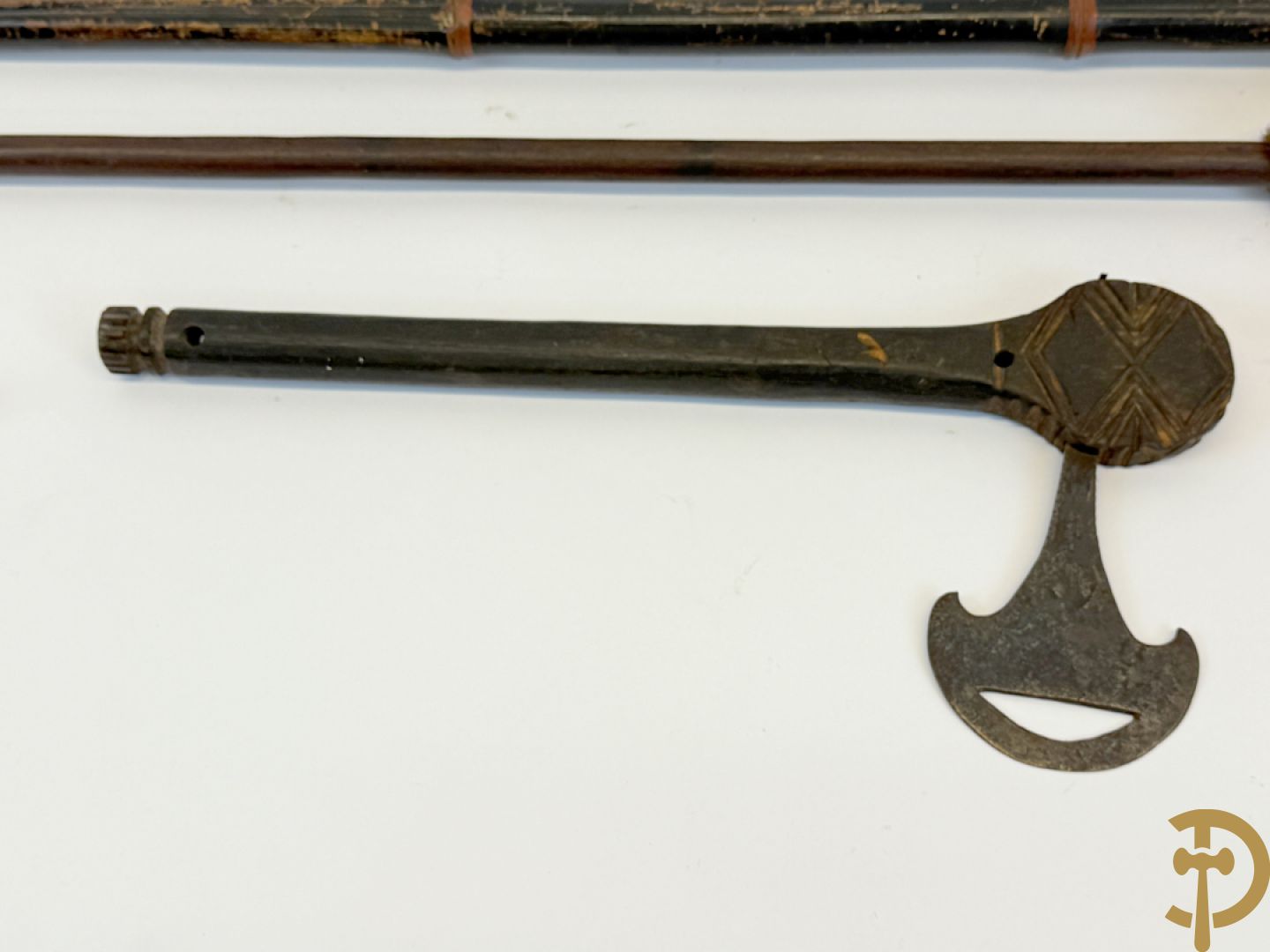 Zes Afrikaanse machetes, 4 speren, bronzen ruilmiddel en 2 bronzen armbanden