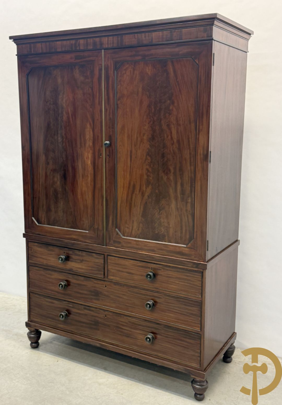 Engelse mahoniehouten linnenpress met 2 deuren bovenaan,  5 uitschuifbare lades in interieur - onderaan met 4 lades