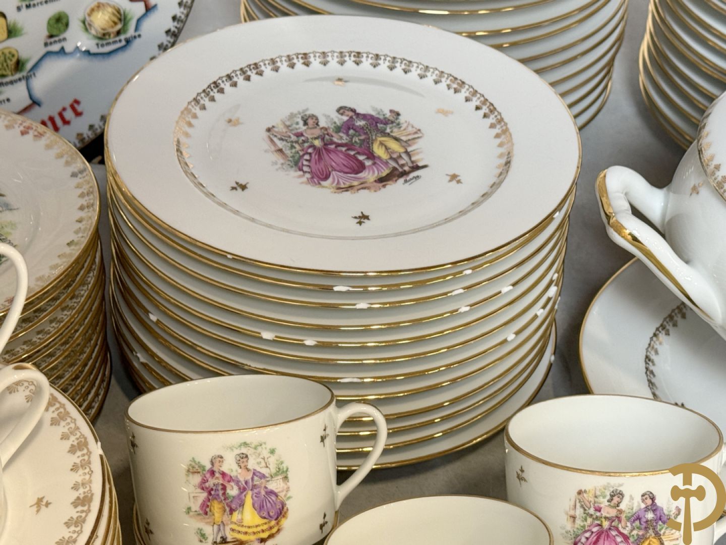 Porseleinen eet- en koffieservies met decor van elegant koppel, Limoges gemerkt