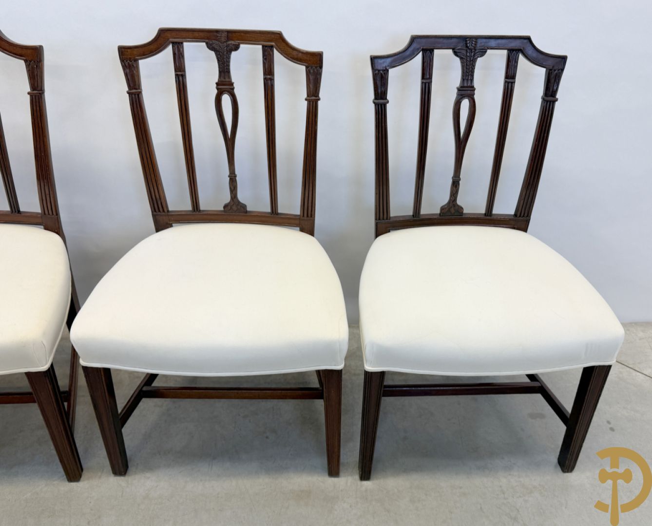 Acht mahoniehouten stoelen met sierlijke motieven in de rug, Georgian Engelse stijl