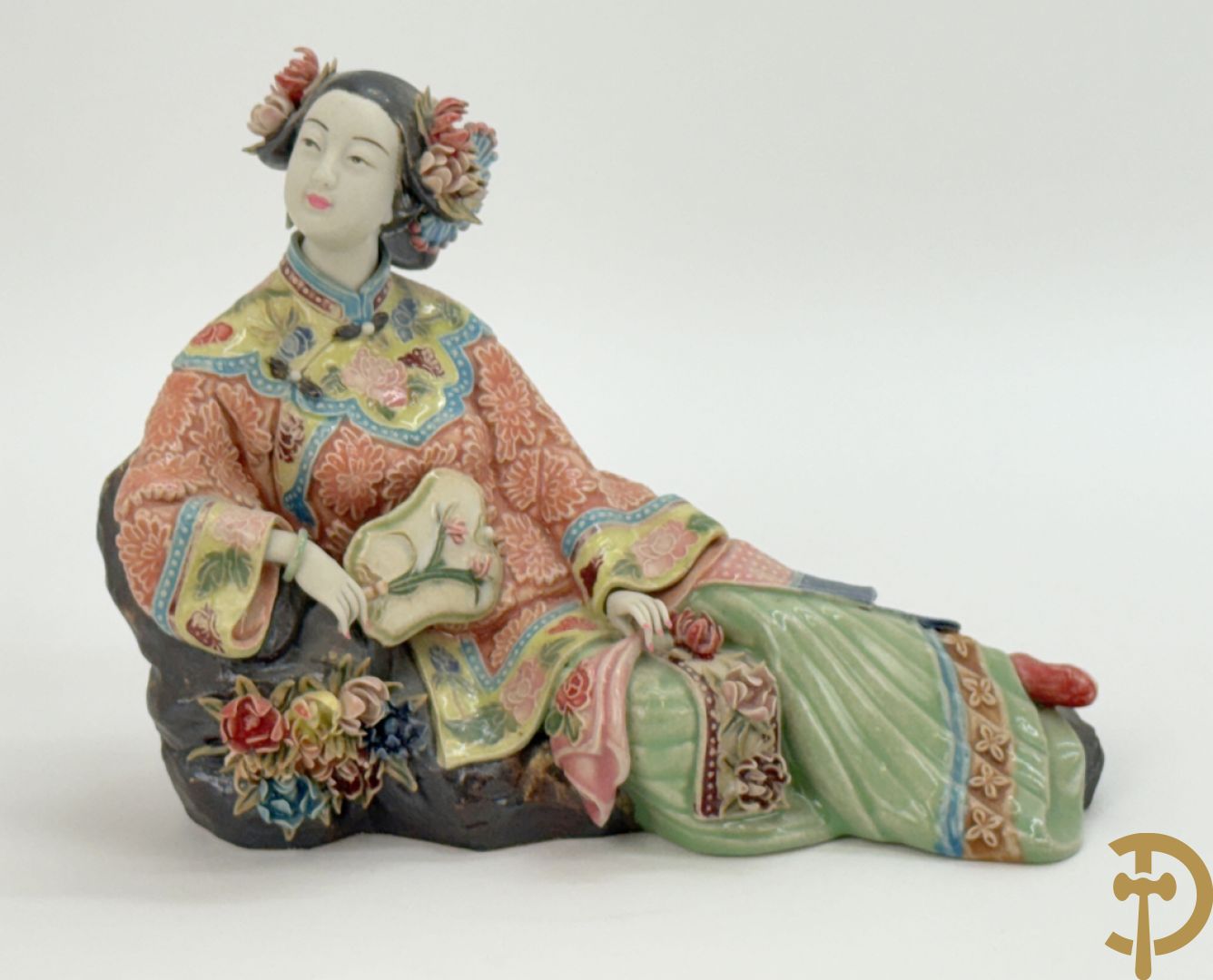 Japanse porseleinen liggende dame met waaier